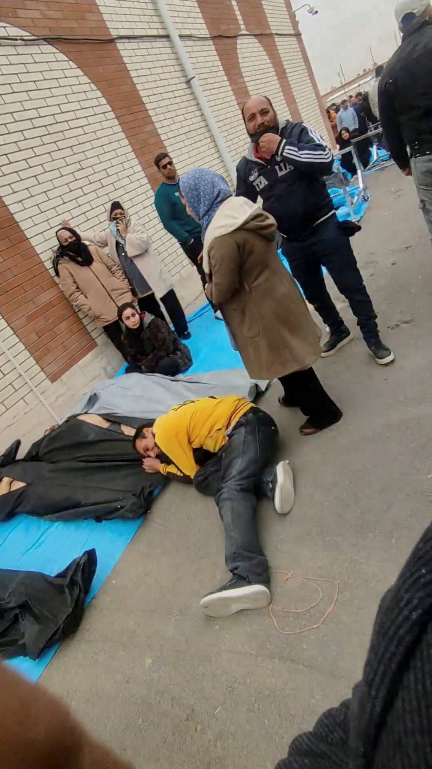 Un manifestantes llora junto al cadáver de uno de los cientos de asesinados por el régimen iraní (Social Media/via REUTERS)