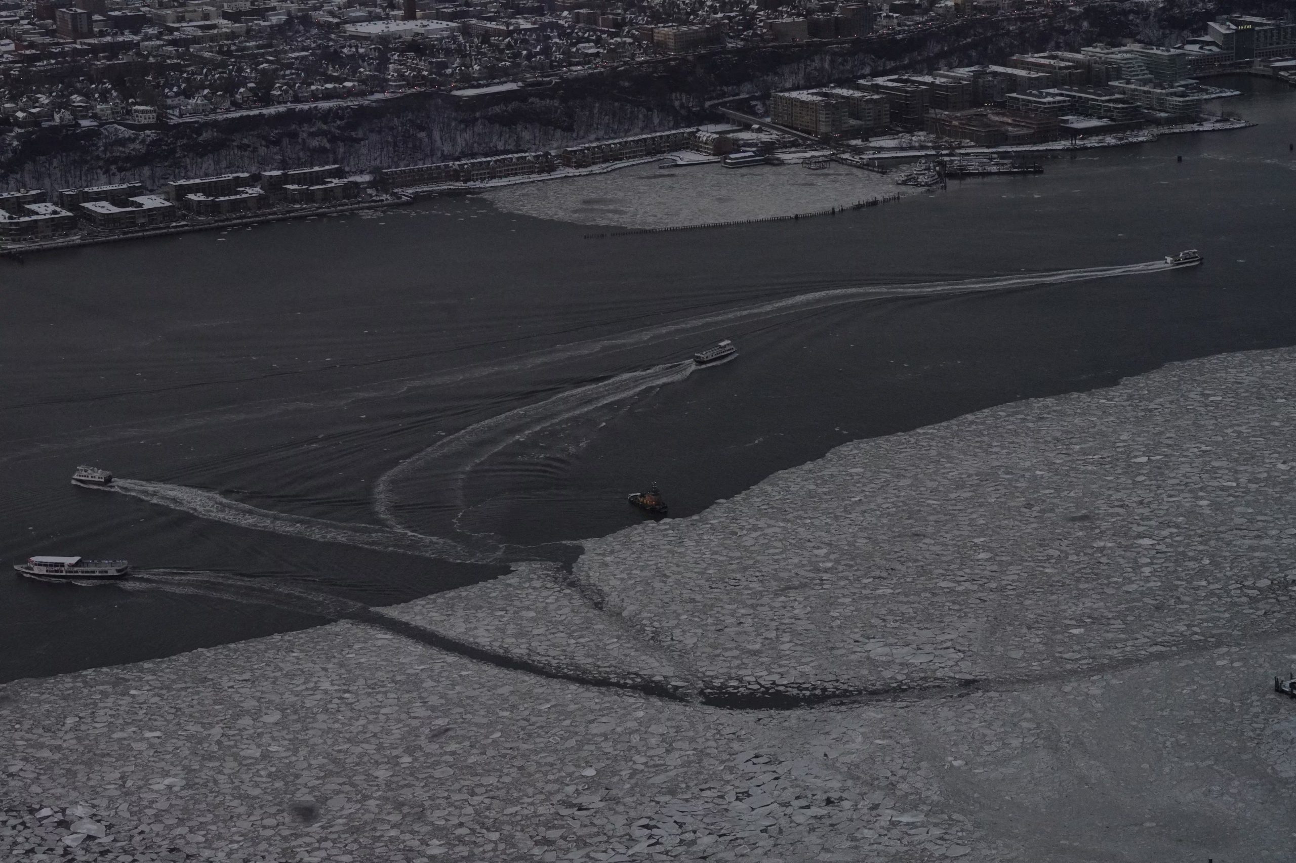 Transbordadores, remolcadores y barcos turísticos navegan por los flujos de hielo del río Hudson entre Nueva Jersey y la ciudad de Nueva York (REUTERS/Bing Guan)