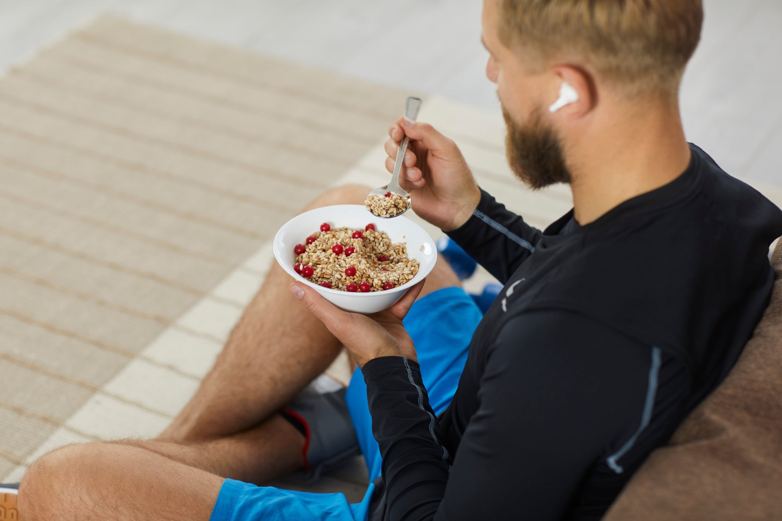 Un joven desayuna un bol de avena (Shutterstock)