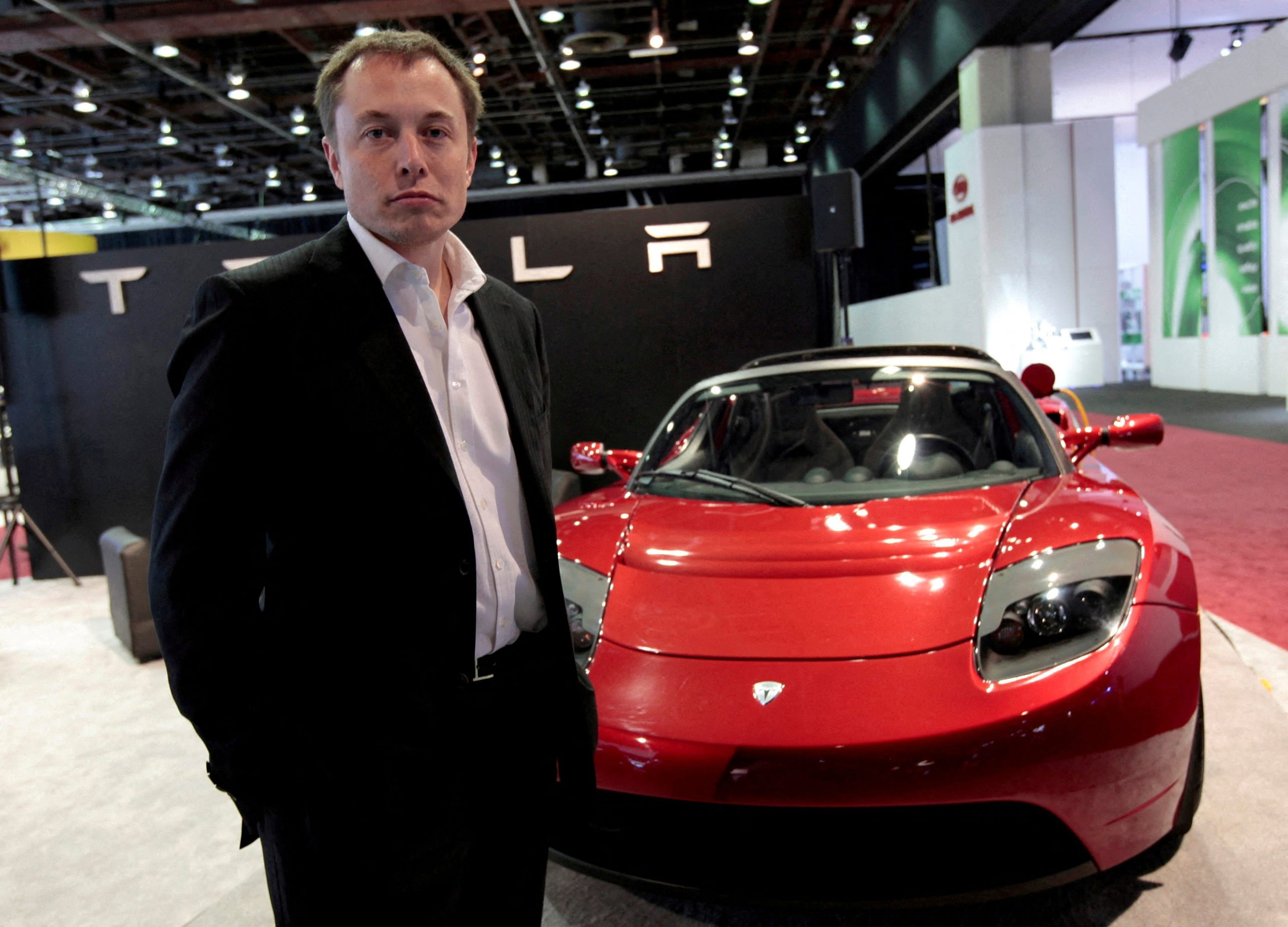 Elon Musk posa junto a un modelo de la primera generación de Tesla Roadster, en 2009. (Reuters)