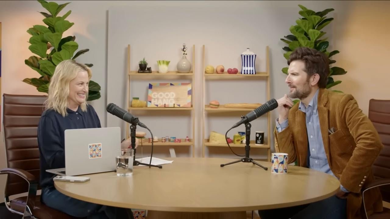 La actriz y comediante se destacó en los Globos de Oro 2026 por priorizar el humor y la autenticidad, diferenciando su proyecto de otros formatos de autoayuda o entrevistas convencionales (Good Hang with Amy Poehler)