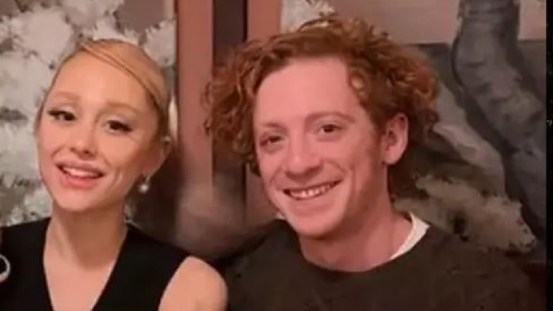 Ethan Slater y Ariana Grande comenzaron su relación en 2022. (Captura de video)