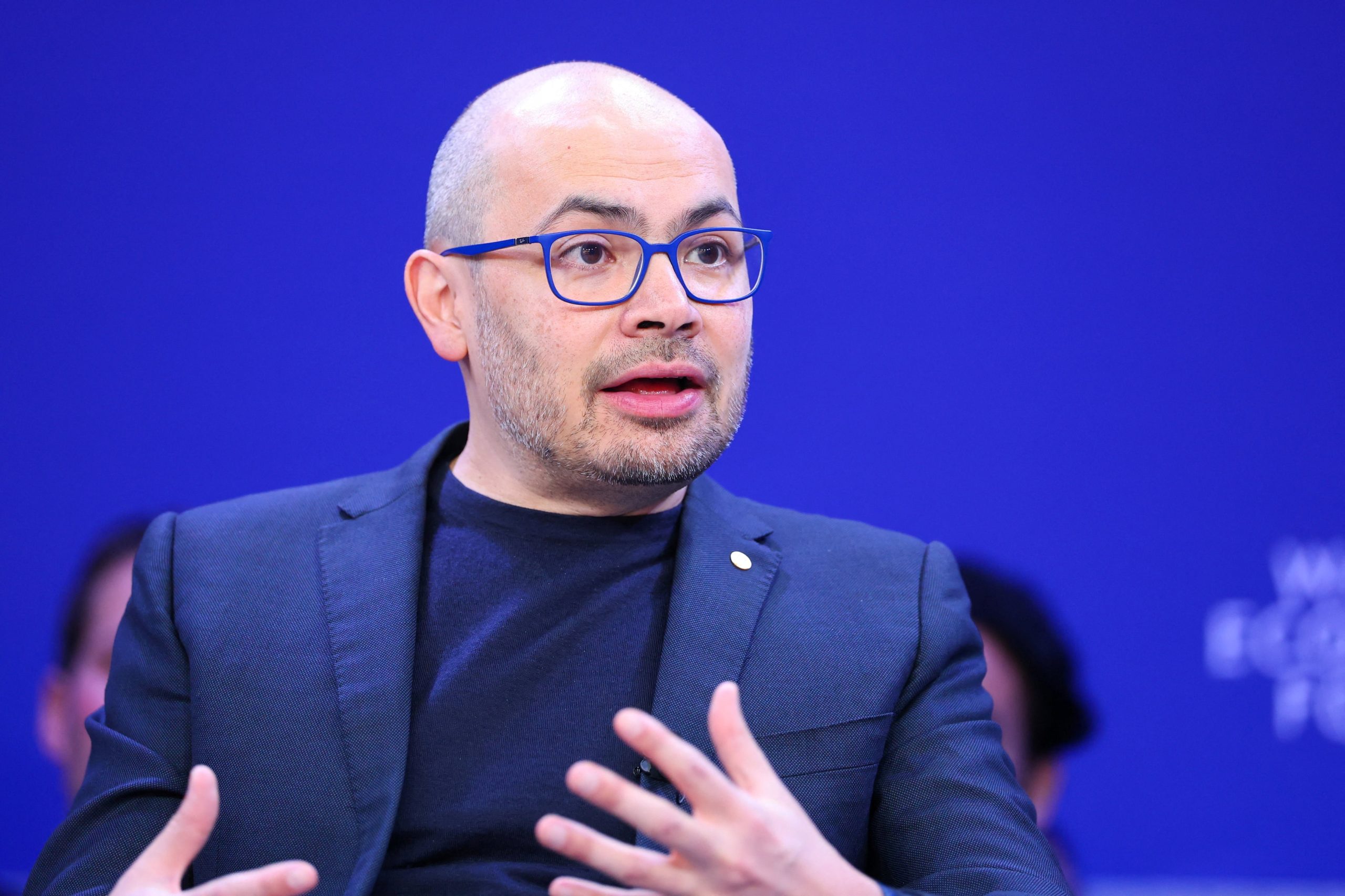 Demis Hassabis, CEO de Google DeepMind, señala una ralentización en la contratación de posiciones de entrada por influencia directa de la IA. (REUTERS/Denis Balibouse)