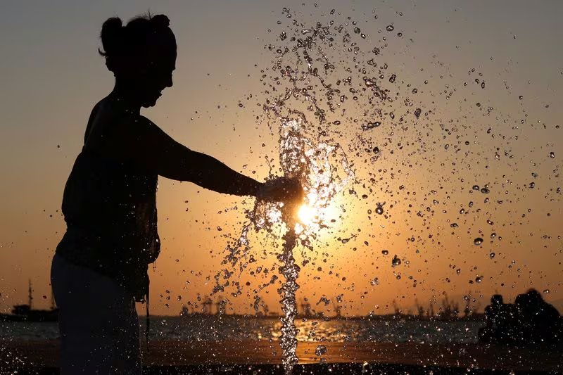 La exposición solar directa y el calor intenso provocan una reducción significativa de la atención y la vigilancia en trabajadores (REUTERS/Alexandros Avramidis)
