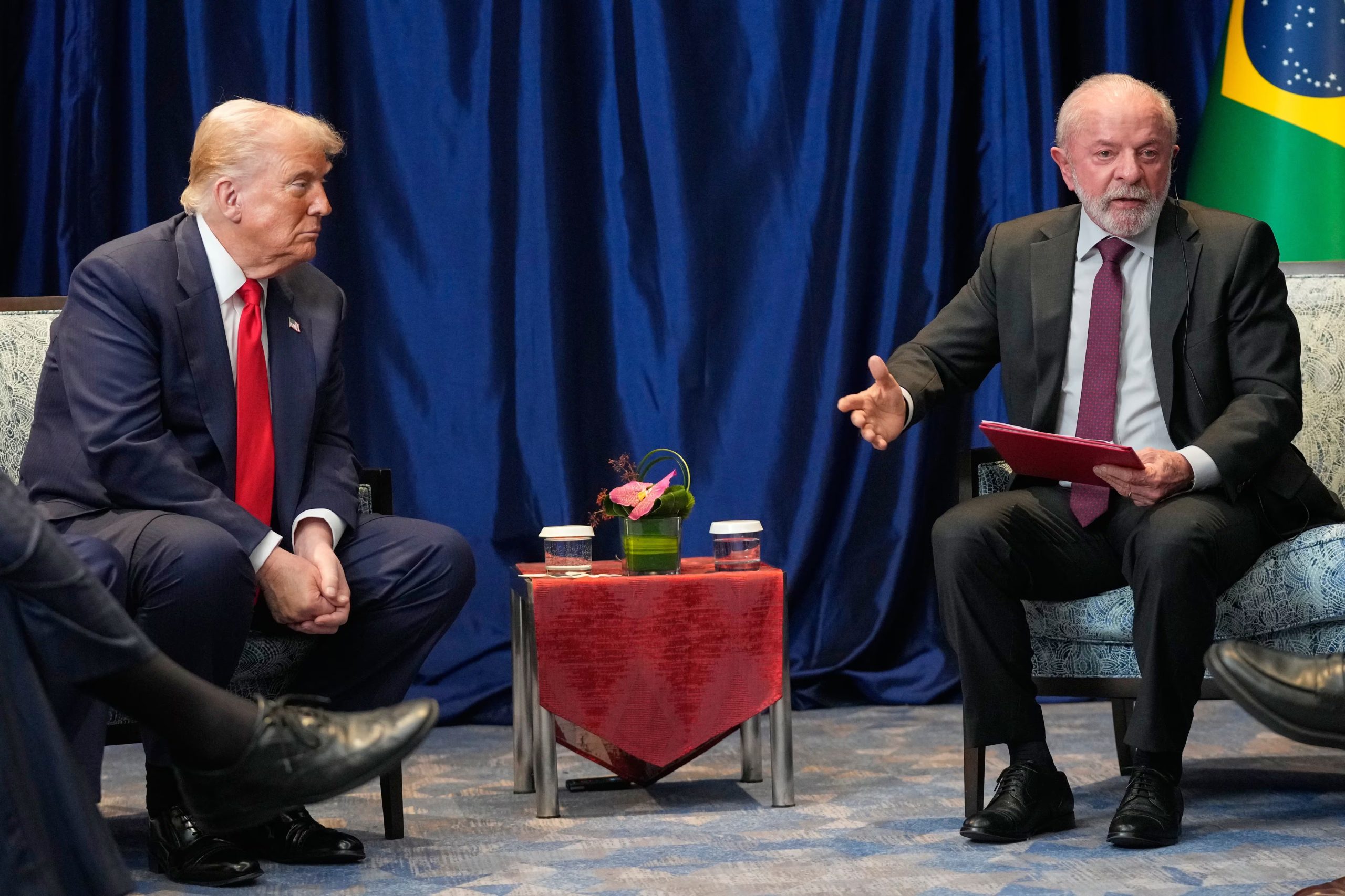 Donald Trump y Luiz Inácio Lula da Silva, en una reunión paralela a la cumbre de ASEAN en Kuala Lumpur, Malasia, el domingo 26 de octubre de 2025 (AP Foto/Mark Schiefelbein/Archivo)