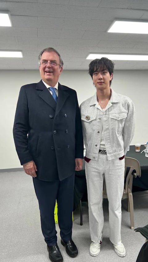 El Secretario de Economía, Marcelo Ebrard junto a Jin, integrante de BTS. (captura de pantalla)