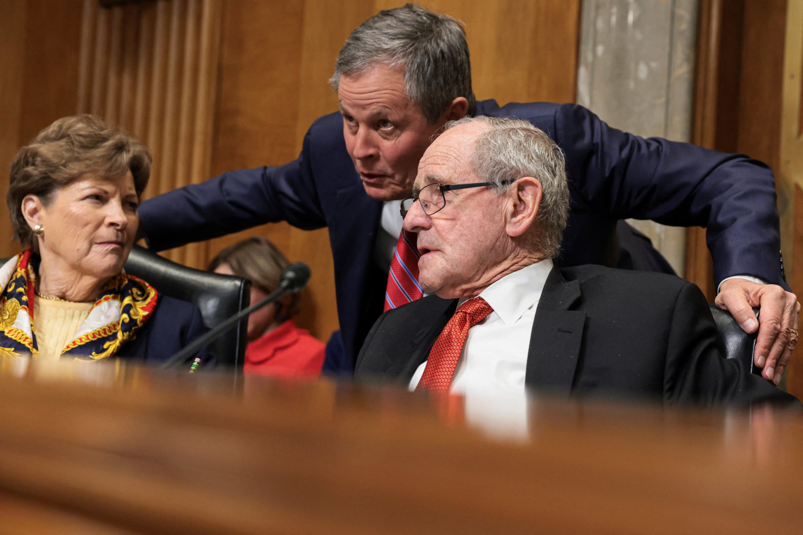 El senador de EE. UU. Steve Daines (R‑MT) se acerca a las senadoras Jeanne Shaheen (D‑NH) y al senador James Risch (R‑ID) mientras el secretario de Estado, Marco Rubio, testifica ante el Comité de Relaciones Exteriores del Senado (REUTERS/Jonathan Ernst)