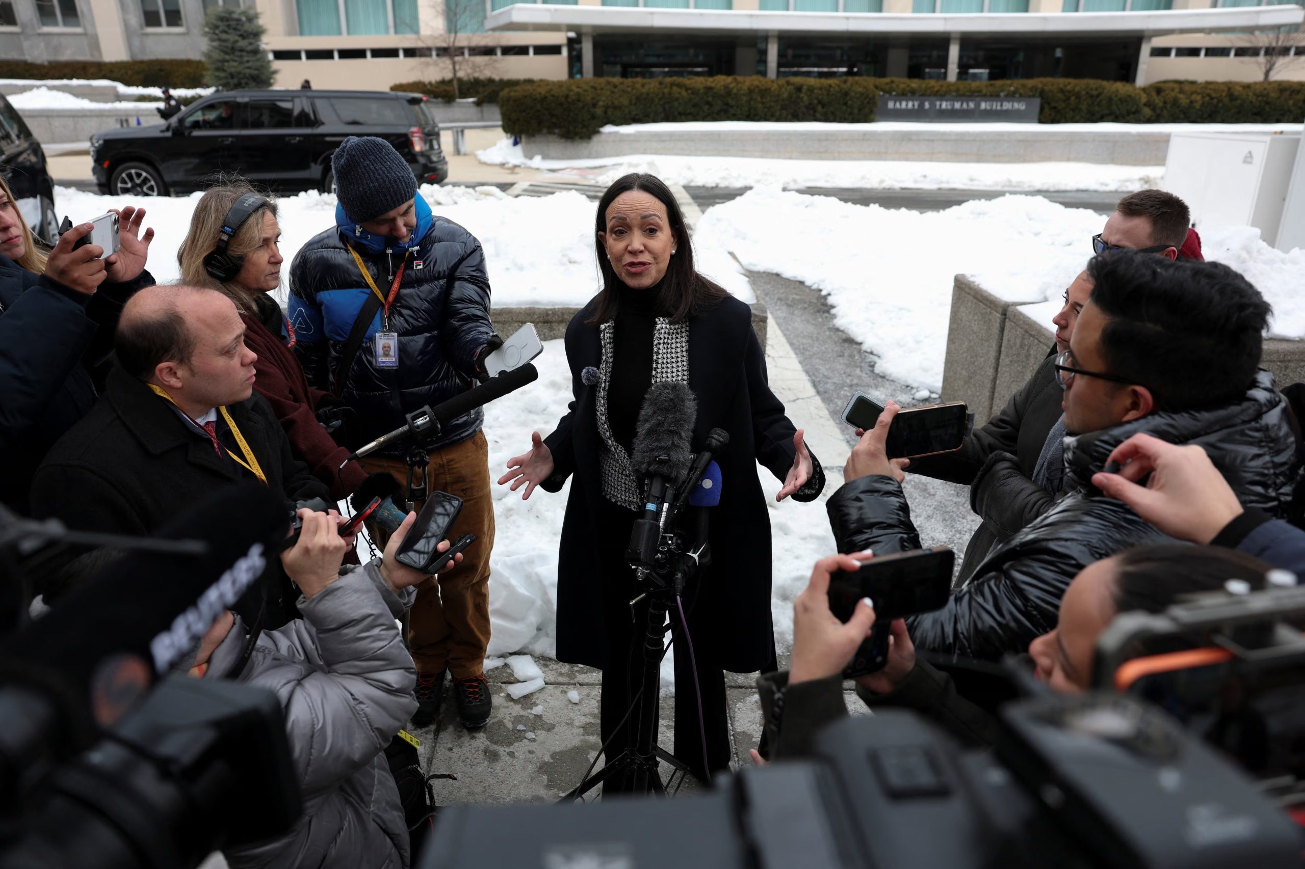 La líder opositora venezolana María Corina Machado habla con los medios tras una reunión en el Departamento de Estado de Estados Unidos, en Washington (REUTERS/Kylie Cooper)