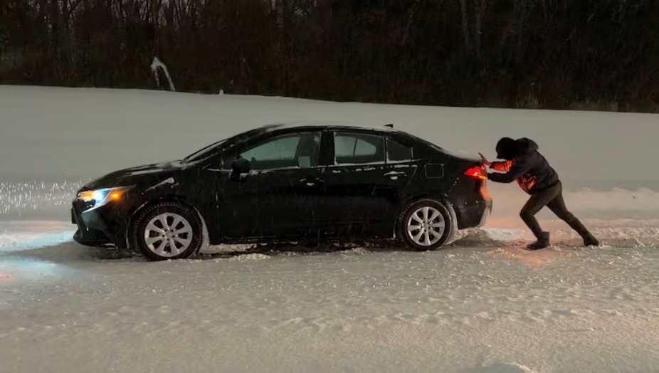 Un hombre intenta empujar su auto en medio de la nieve, en Oklahoma (REUTERS/Eric Cox)