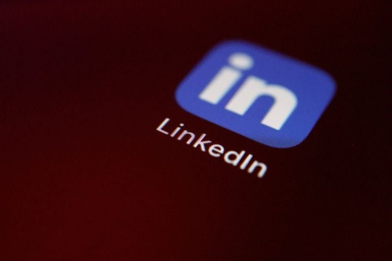 El uso de ChatGPT en LinkedIn reaviva el debate sobre el sesgo algorítmico y su impacto en la equidad laboral digital (REUTERS/Florence Lo)