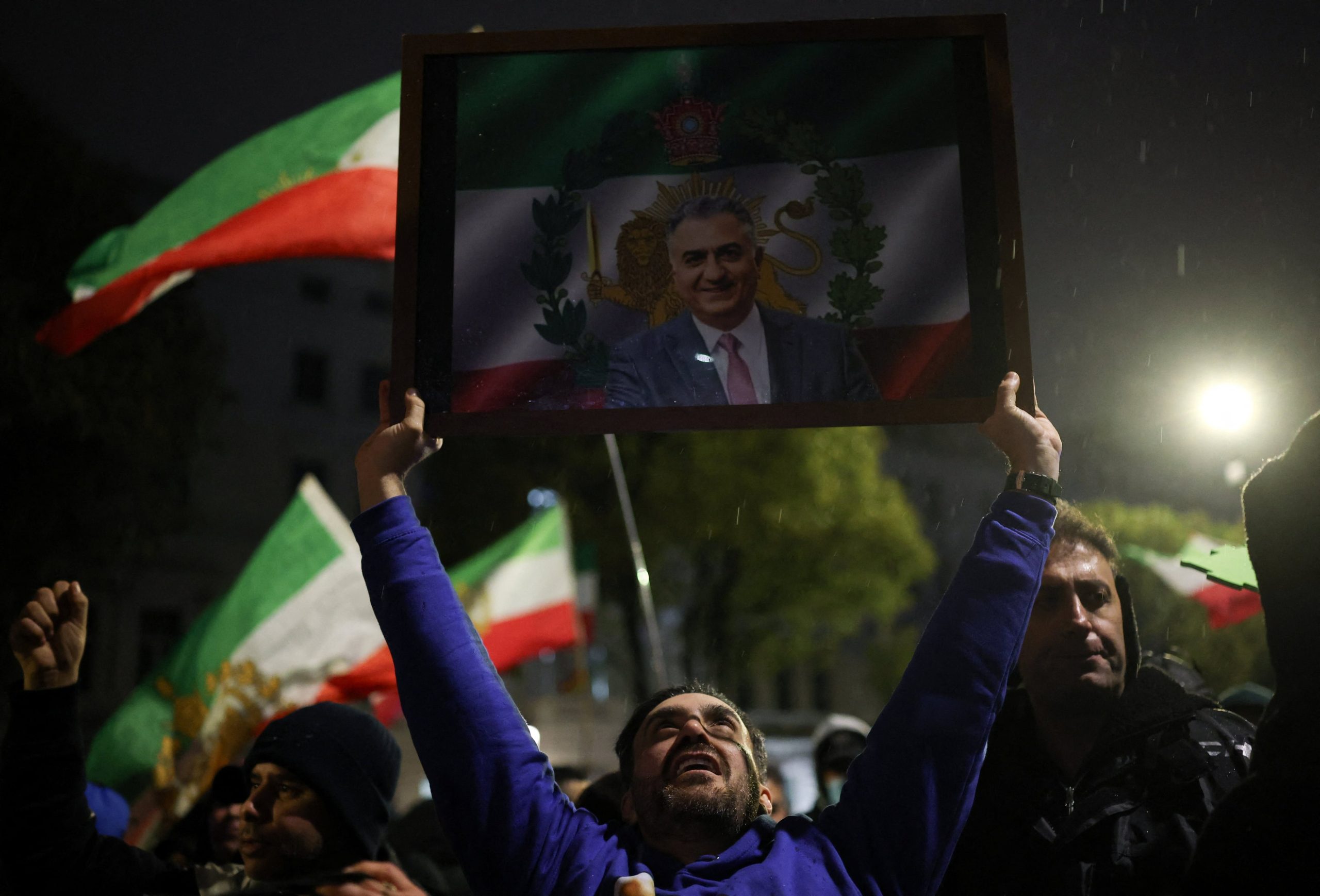 Un hombre levanta una foto del ex príncipe heredero Reza Pahlavi, durante la marcha en Londres en apoyo a los manifestantes iraníes (REUTERS/Isabel Infantes)