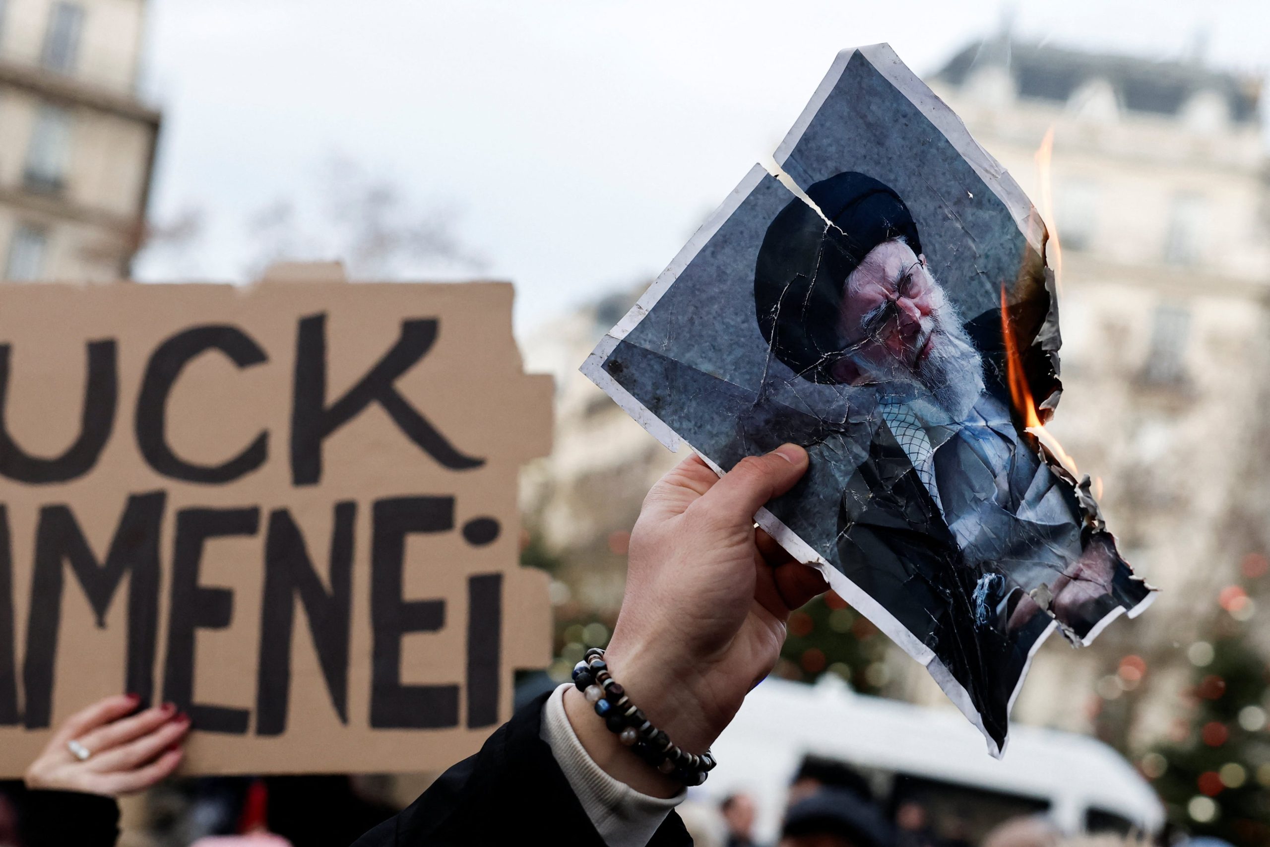 Otro manifestantes quema una foto de Khamenei (REUTERS/Benoit Tessier)