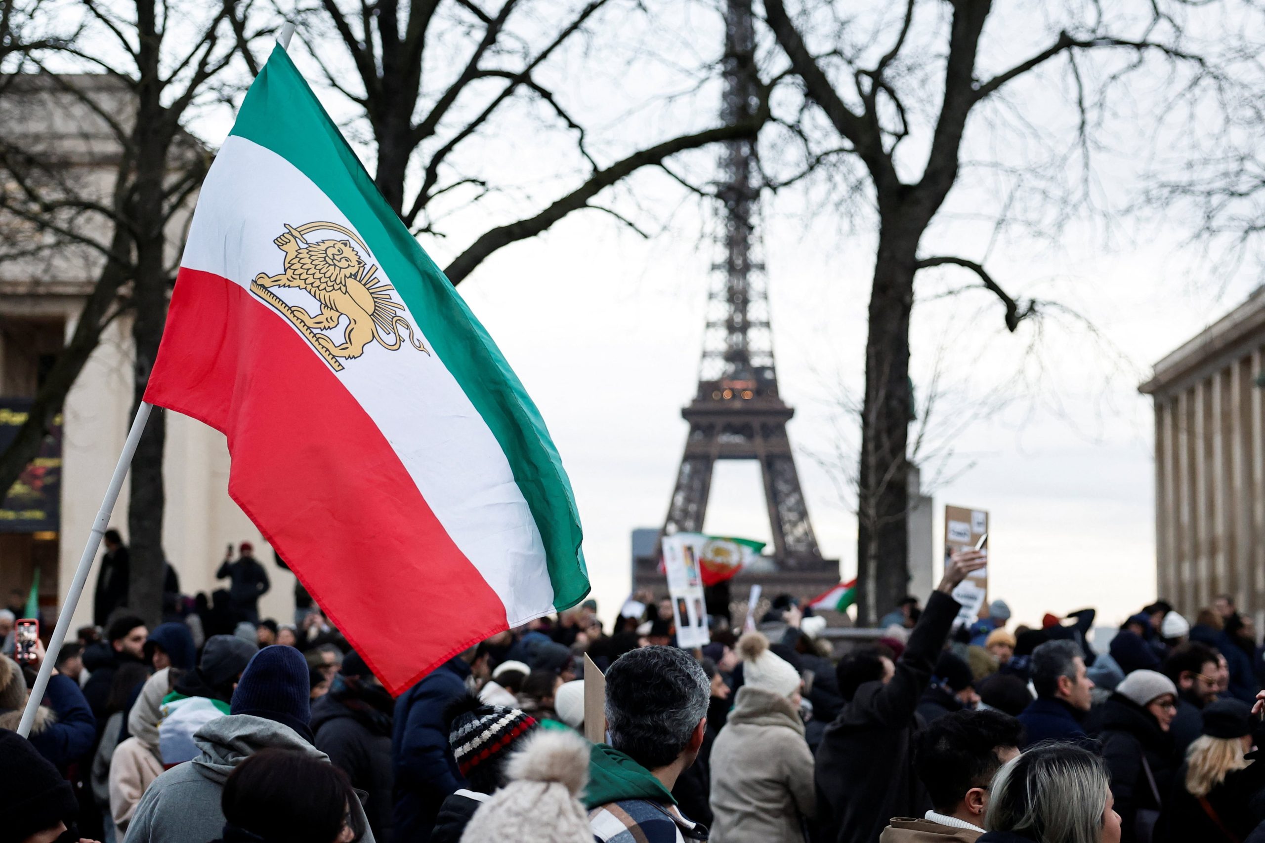 Cientos de personas se movilizaron en París en apoyo a los manifestantes iraníes (REUTERS/Benoit Tessier)
