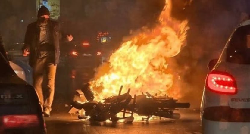 La represión del régimen se hizo presente en la Universidad Islámica Azad de Kermanshah, donde la policía ingresó para desalojar a los estudiantes que se mostraban en contra de las políticas de los ayatollahs.