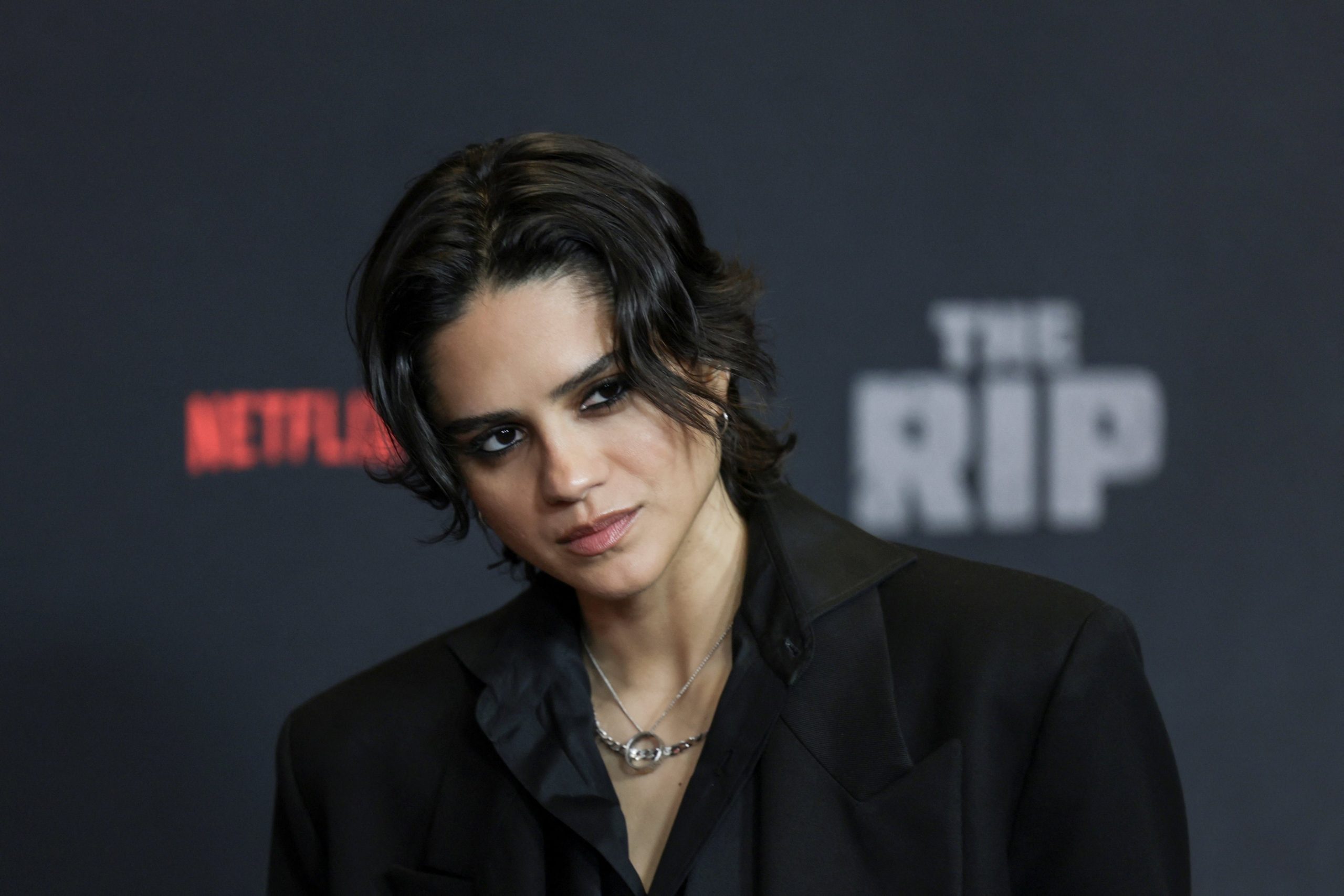 Sasha Calle incluyó una frase que no estaba en el guión, buscando romper estereotipos sobre Colombia en 'The Rip' - crédito Jeenah Moon/REUTERS