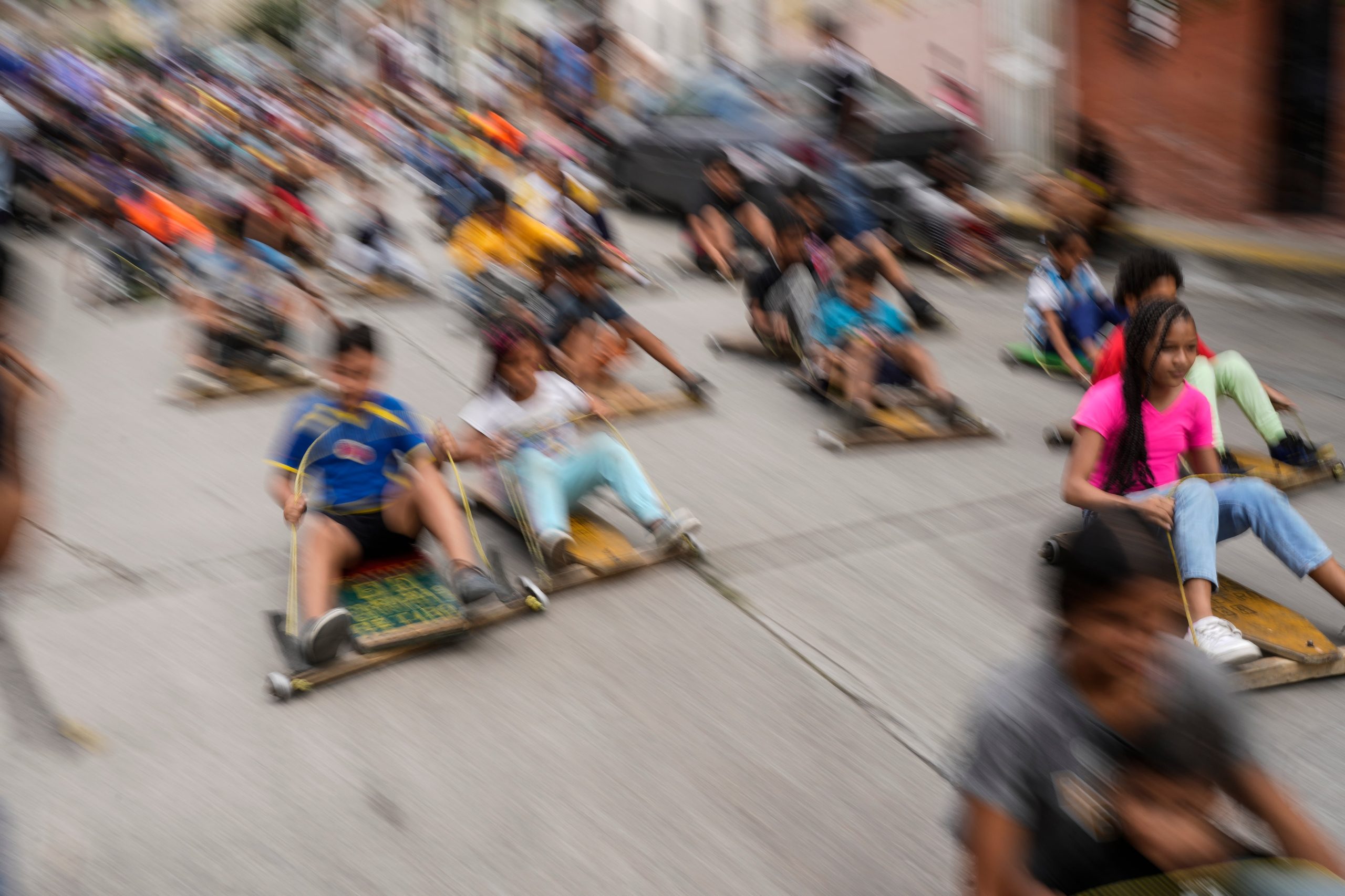 Los kartings de madera, armados con chapas recicladas de latas y clavos, convertían el descarte doméstico en vehículos para recorrer veredas y patios.