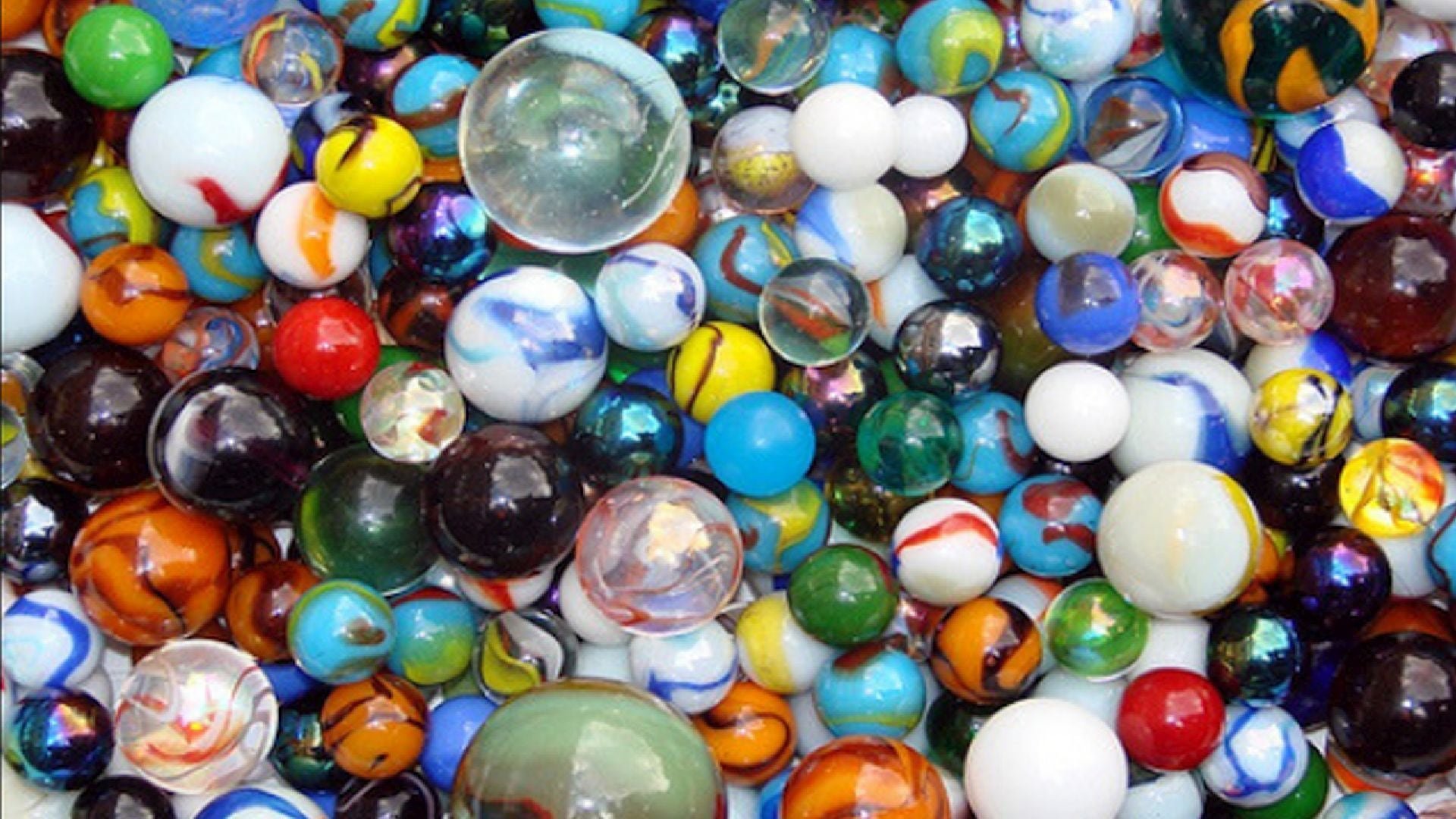 Las bolitas, de vidrio o reemplazadas por frutos como el mistol, organizaban competencias de puntería y destreza en patios y calles de tierra.