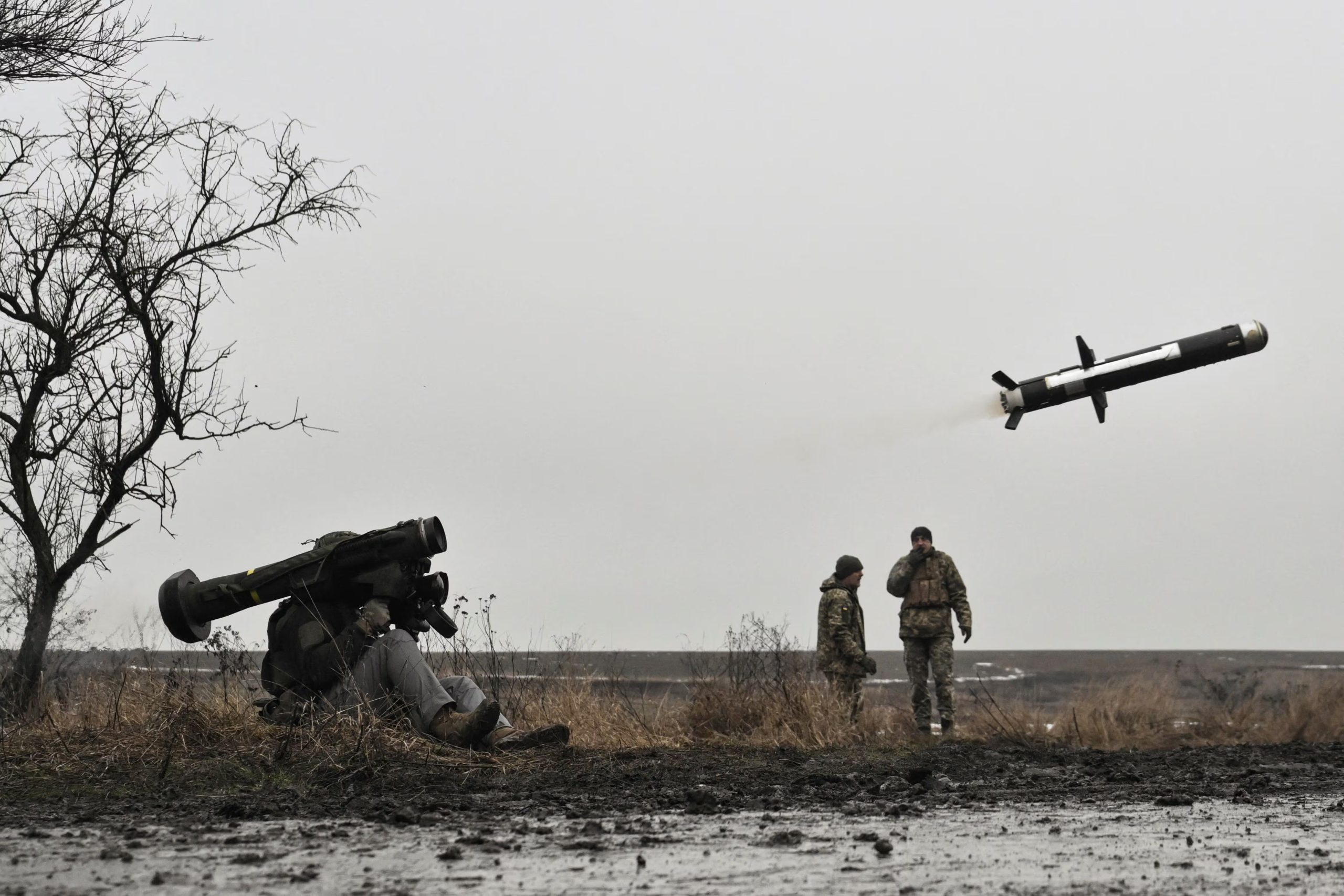 Un militar ucraniano dispara un sistema de misiles antitanque Javelin durante un ejercicio militar en la región de Zaporiyia, Ucrania. 7 enero 2026. REUTERS/Stringer