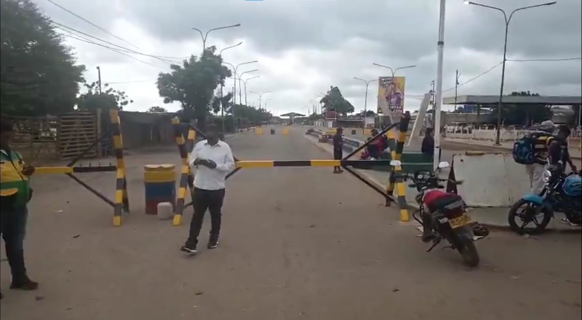 Autoridades migratorias y de seguridad mantienen cerrado el paso fronterizo de Paraguachón, en La Guajira, como medida preventiva ante la crisis política y militar que atraviesa Venezuela - créditos Migración Colombia