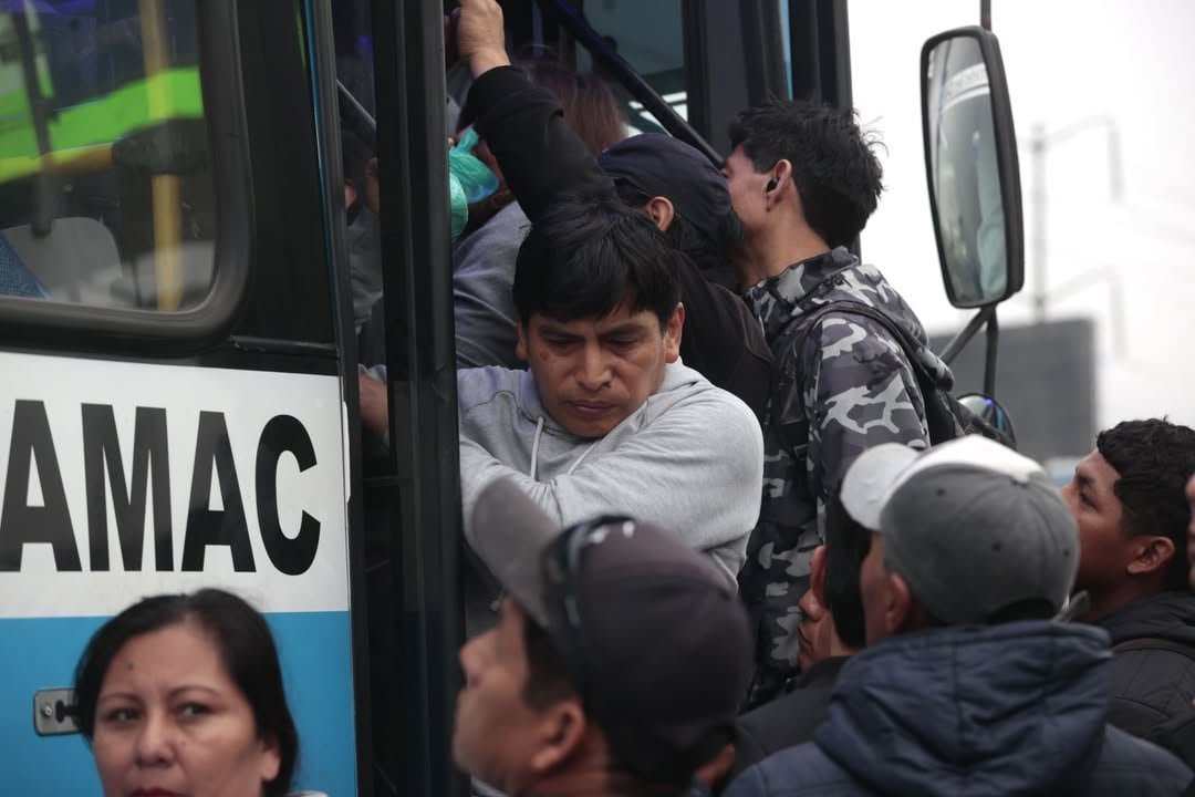 El gremio de transporte urbano anuncia una paralización de 24 horas este miércoles en respuesta al aumento de crímenes y extorsiones. (Andina)
