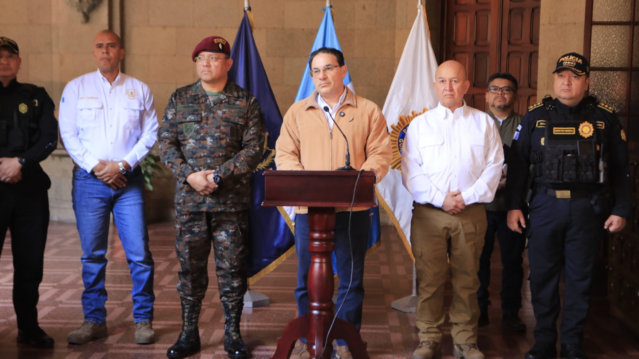 Autoridades de Guatemala brindan conferencia de prensa ante ola de violencia. Al centro el ministro de Gobernación Marco Villeda, derecha ministro de Defensa Nacional Henry Sáenz, izquierda Roberto Solórzano, primer viceministro de Gobernación y director de la PNC, David Custodio Boteo. Foto cortesía Ministerio de Gobernación