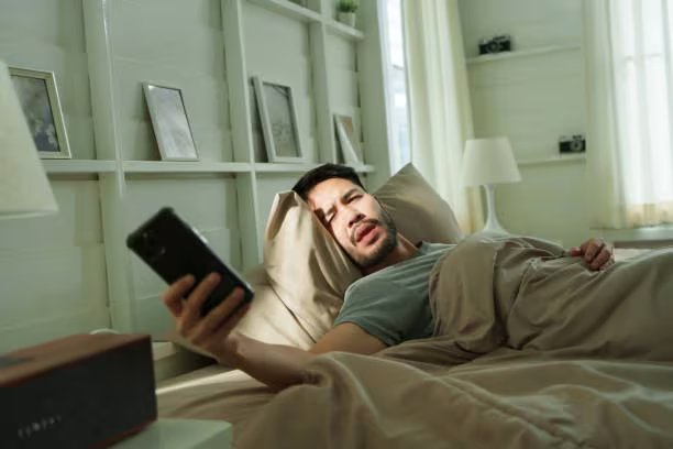El hábito de revisar el teléfono tras dormir altera el ritmo circadiano y agrava los síntomas de fatiga visual. Foto: (iStock)