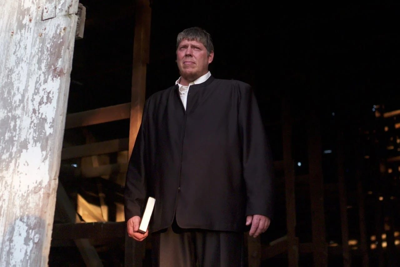 El obispo Vernon abrió la comunidad a los participantes con la esperanza de repoblar la iglesia.(Captura de video: TLC)