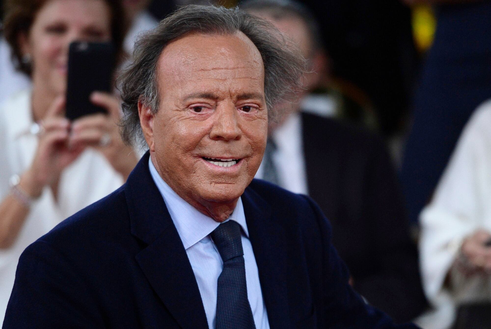 Julio Iglesias enfrenta duras acusaciones en su contra (AP foto/Carlos Giusti)