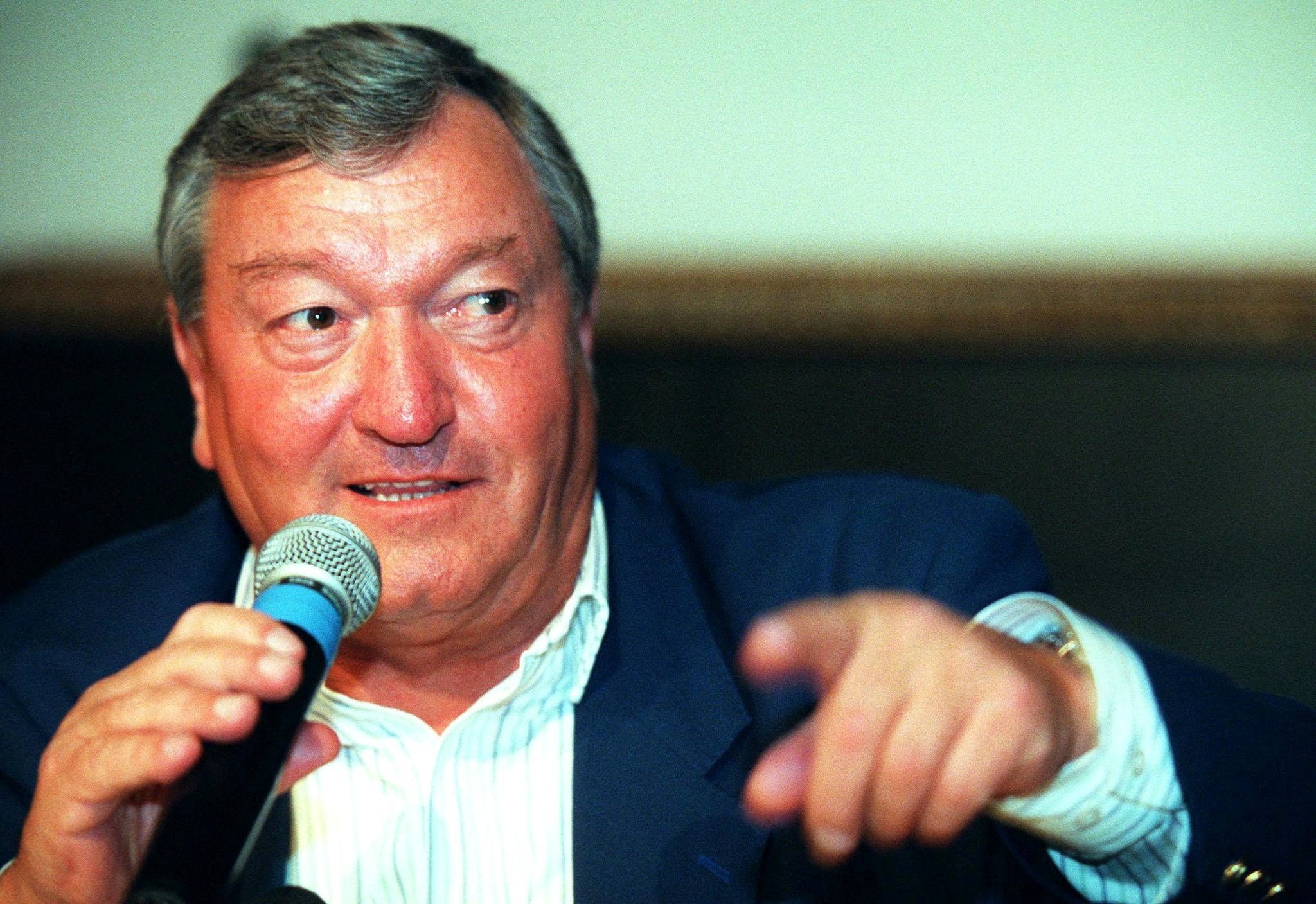 Erich von Daeniken, creador del Parque del Misterio cerca de Interlaken, se dirige a una rueda de prensa en Berna, Suiza,en 1999. (REUTERS/Reuters Photographer/File Photo)