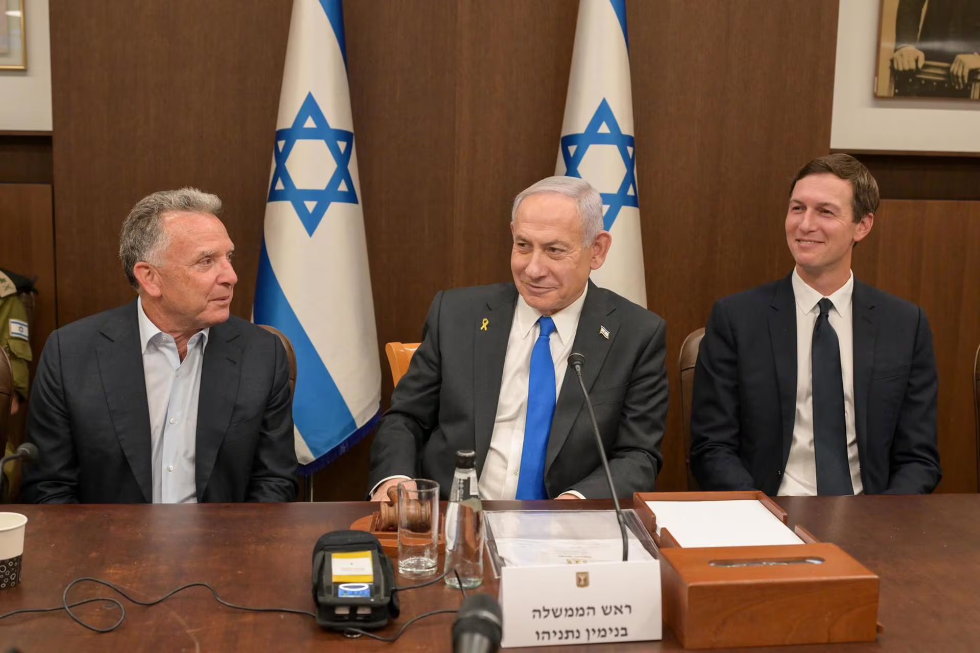 El primer ministro israelí, Benjamin Netanyahu (centro), el enviado especial de Estados Unidos a Medio Oriente, Steve Witkoff (izquierda), y el yerno del presidente estadounidense Donald Trump, Jared Kushner