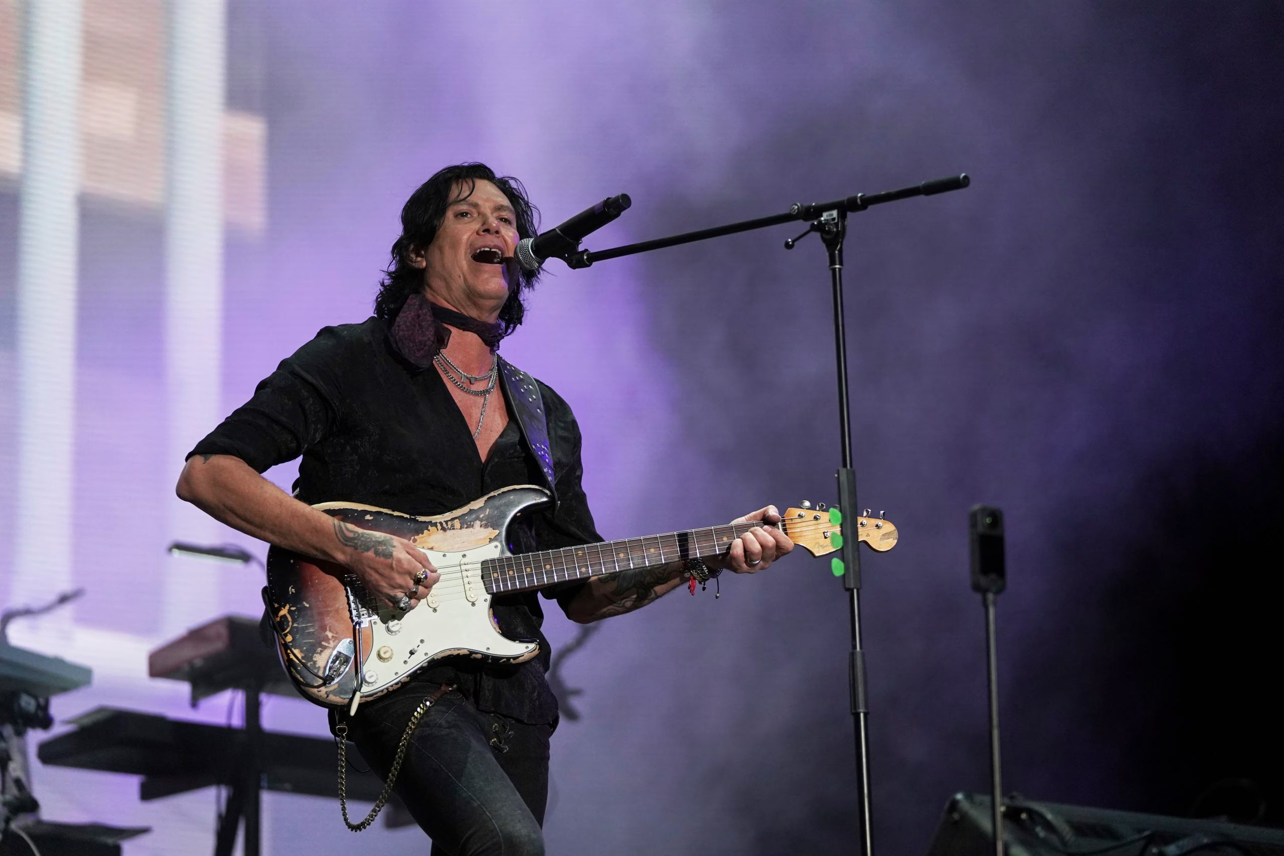 El cantante Saul Hernández de la banda mexicana Caifanes durante su presentación en la 25ª edición del festival de música Vive Latino en la Ciudad de México, el sábado 15 de marzo de 2025. (Foto AP/Aurea Del Rosario)