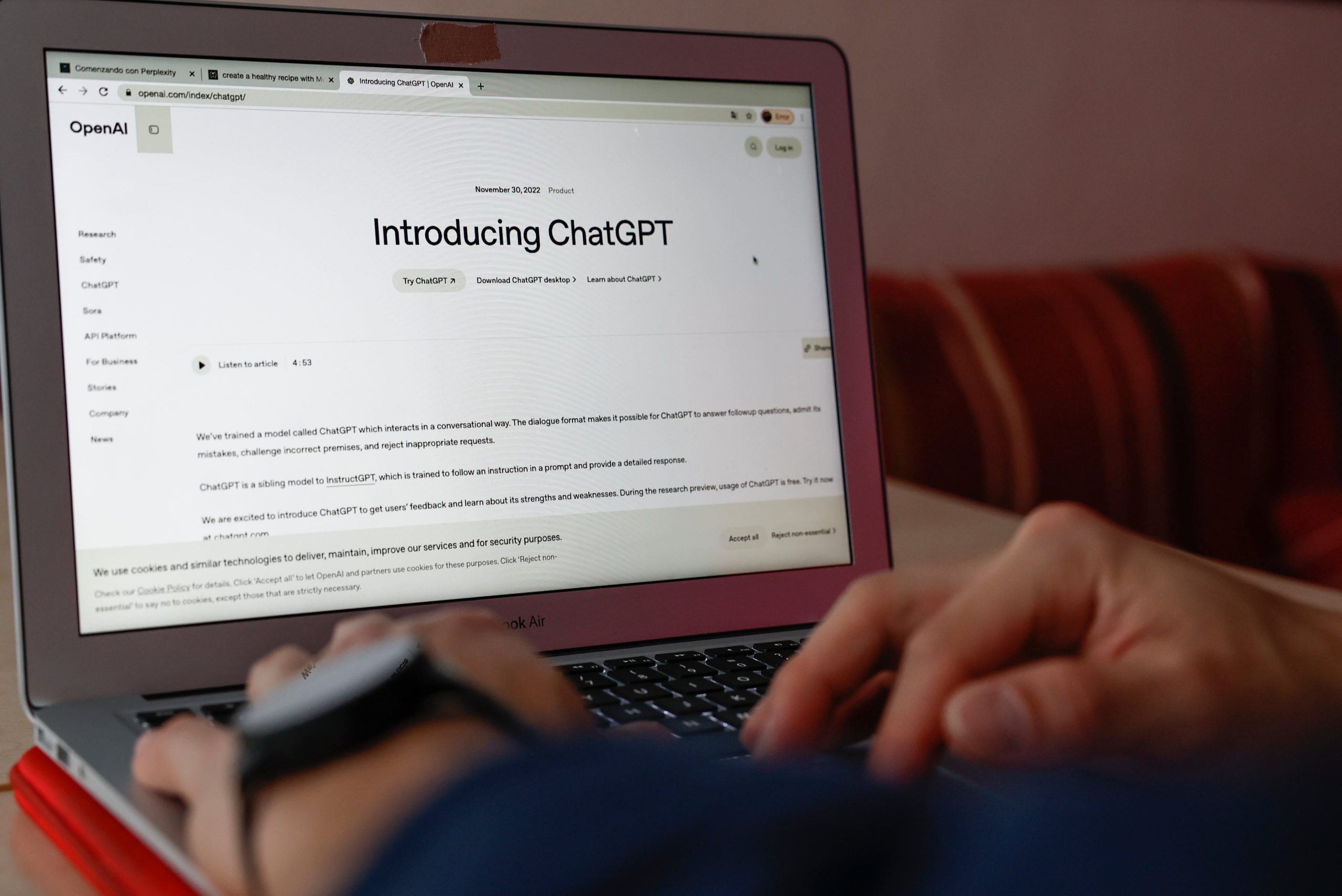 Las versiones Plus, Pro, Business y Enterprise de ChatGPT seguirán exentas de anuncios, manteniendo una experiencia sin publicidad para usuarios de pago. EFE/Ballesteros