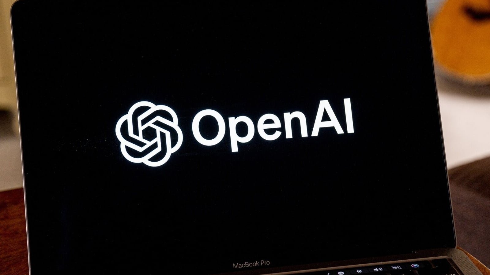 OpenAI reorganizó sus equipos internos para acelerar el desarrollo de modelos de audio y dispositivos sin pantalla. (Bloomberg)