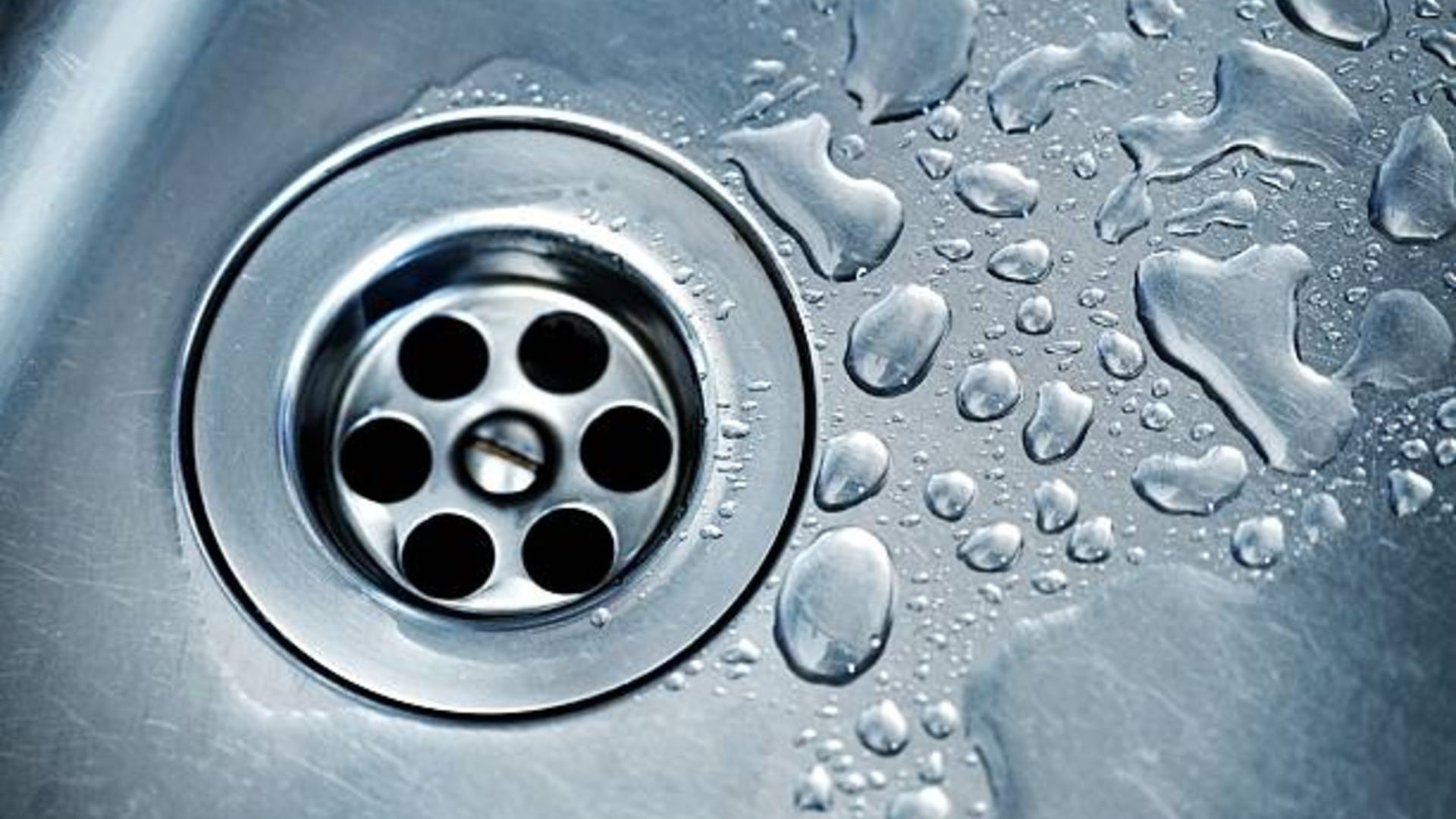 Esta fórmula ayuda a combatir los olores desagradables en baños y cocinas, desinfectando y descomponiendo residuos sin dañar las tuberías ni recurrir a productos químicos agresivos. Foto: (iStock)