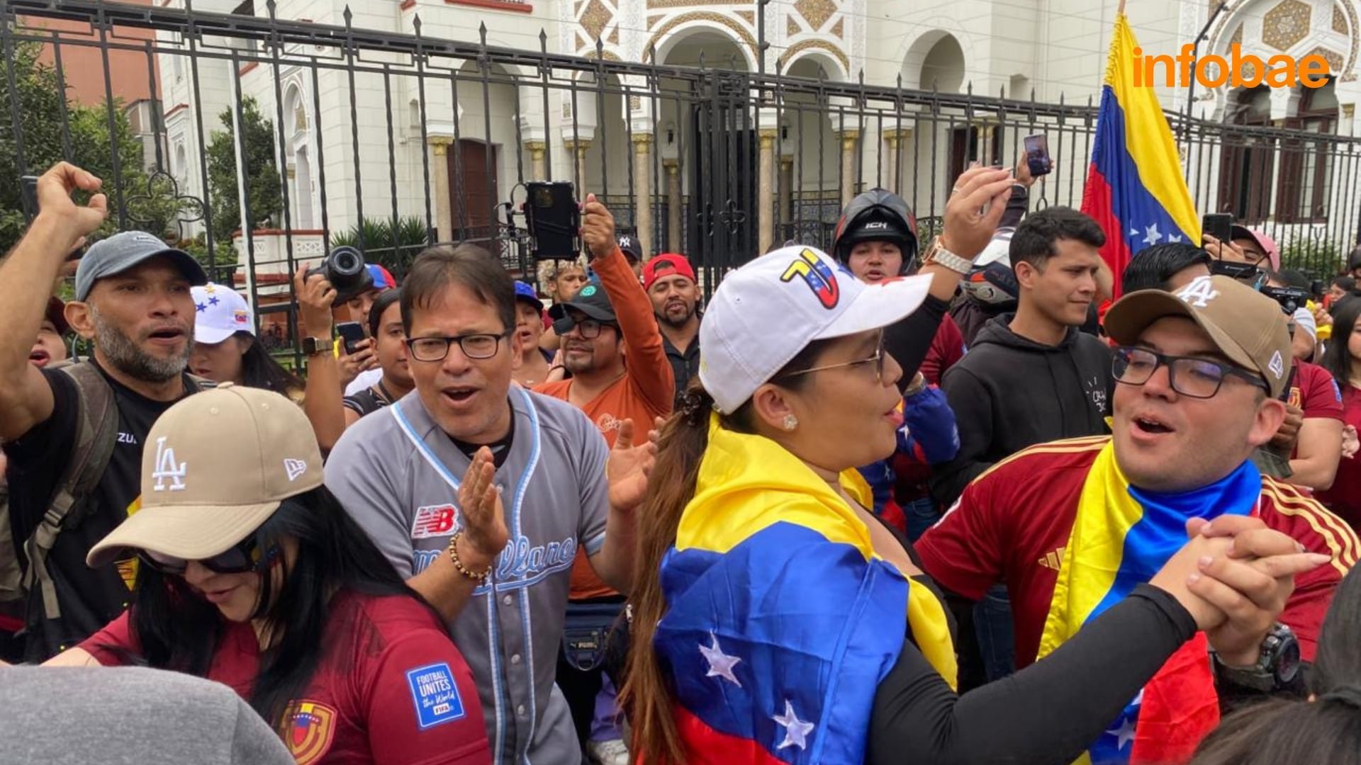 Entre cánticos y banderas, los asistentes manifestaron su apoyo a Edmundo González Urrutia y a la transición democrática en Venezuela. - Crédito: Infobae / Clara Giraldo
