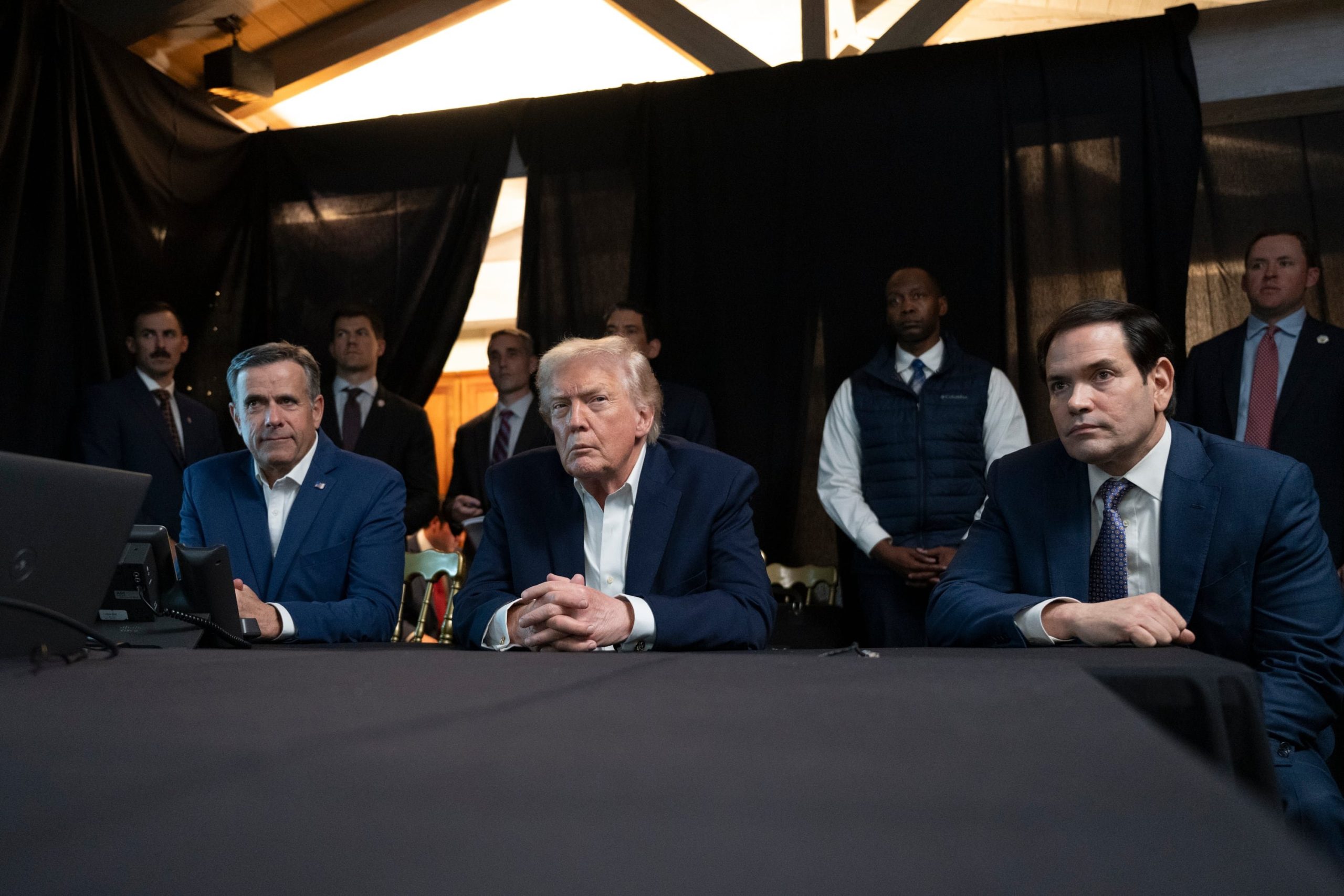 En esta foto difundida por la Casa Blanca, el presidente Donald Trump supervisa las operaciones militares estadounidenses en Venezuela, junto al director de la CIA, John Ratcliffe, a la izquierda, y el secretario de Estado, Marco Rubio, en Mar-a-Lago, Palm Beach, Florida, el sábado 3 de enero de 2026, y días antes de la llamada que tuvieron Trump y Petro - crédito Molly Riley/La Casa Blanca a través de AP