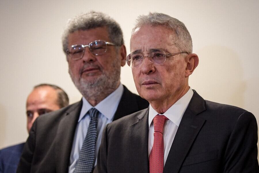 El expresidente Uribe junto a su abogado defensor, Jaime Granados - crédito Mariano Vimos / Colprensa