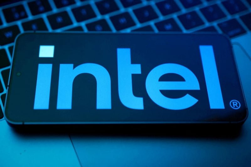 El gobierno estadounidense adquirió el 10% de Intel y apoya la fabricación local de semiconductores avanzados. (Reuters)