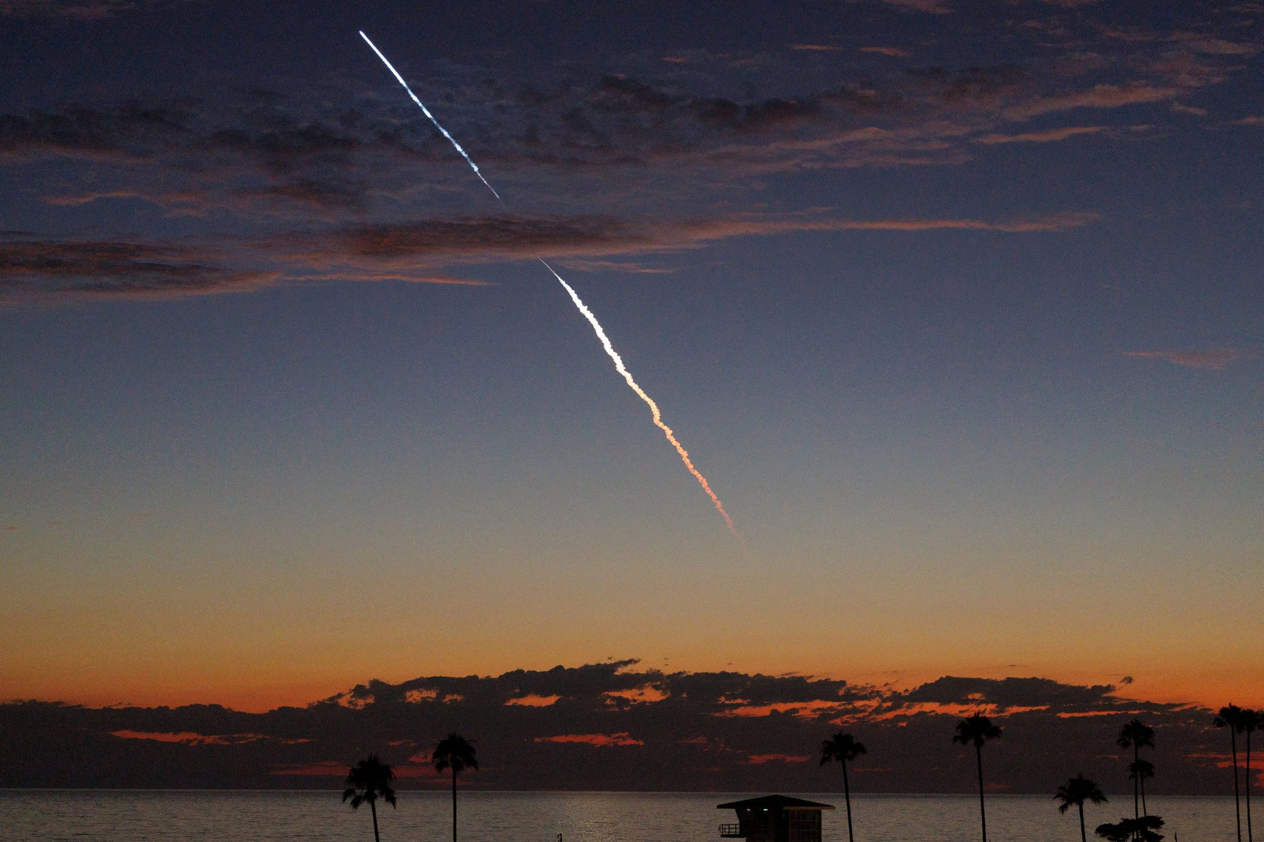 El ajuste responde a la contracción atmosférica que provoca el Mínimo Solar y afecta la desintegración de satélites. (Reuters)