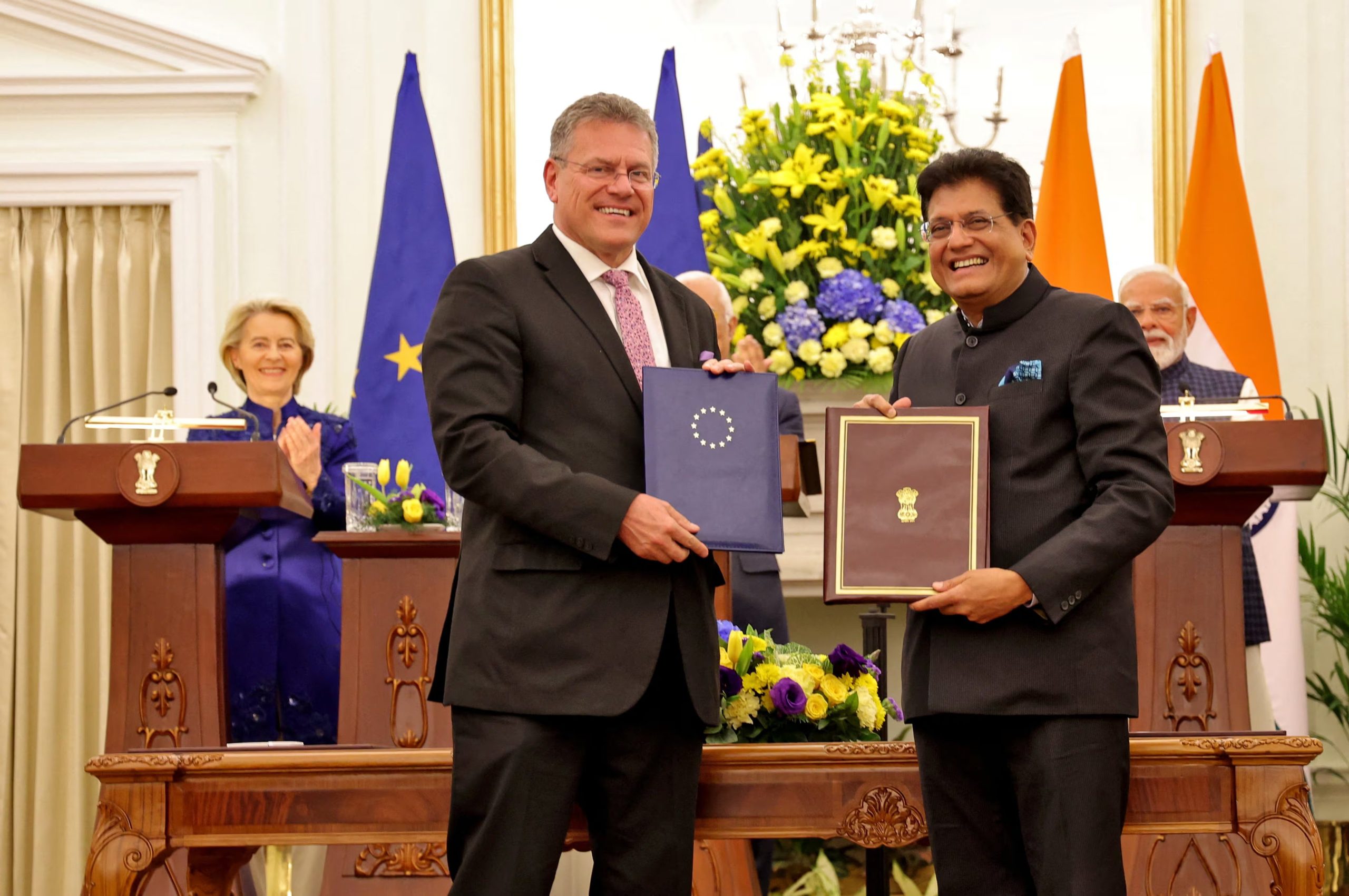El comisario europeo de Comercio, Maros Sefcovic, y el ministro de Comercio de la India, Piyush Goyal, posan tras firmar un acuerdo, mientras la presidenta de la Comisión Europea, Ursula von der Leyen, el primer ministro indio, Narendra Modi, y el presidente del Consejo Europeo, Antonio Costa, están detrás de ellos, en Hyderabad House en Nueva Delhi, India, el 27 de enero de 2026. REUTERS/Altaf Hussain