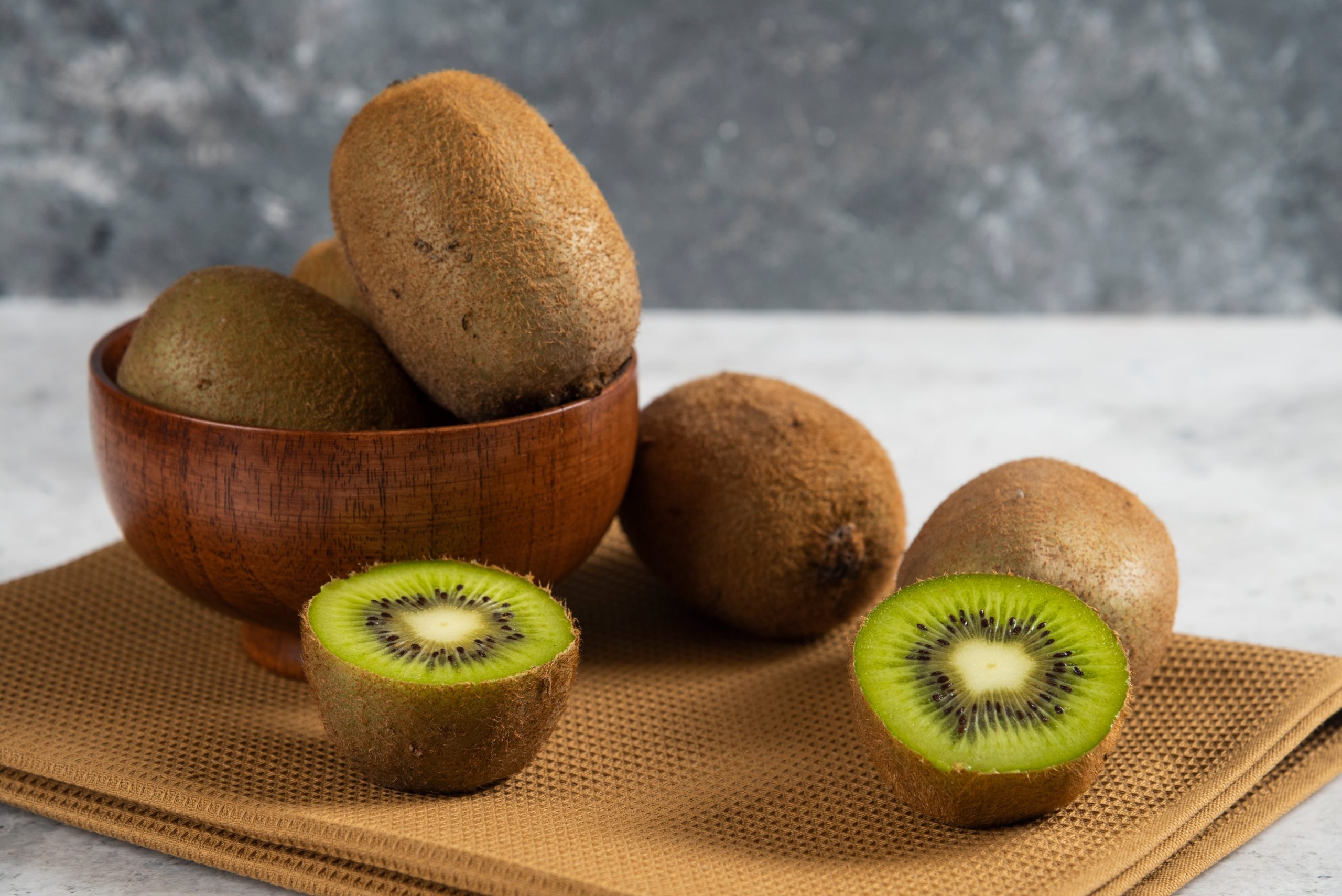 La ingesta regular de kiwi aporta más de 60 mg de vitamina C, superando la dosis diaria recomendada y fortaleciendo el sistema inmunitario (Crédito: Freepik)