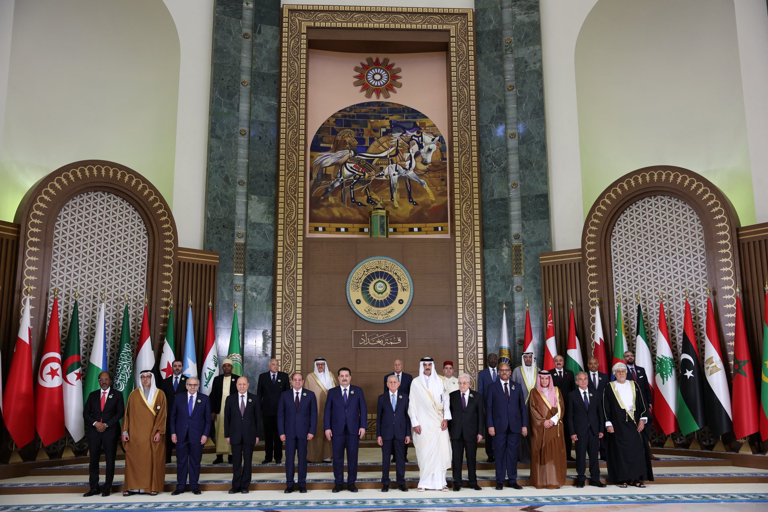 El presidente iraquí Abdul Latif Rashid y el primer ministro Mohammed Shia al-Sudani posan para una foto familiar con líderes árabes durante la 34ª Cumbre de la Liga Árabe en Bagdad, Irak, el 17 de mayo de 2025. REUTERS/Thaier Al-Sudani