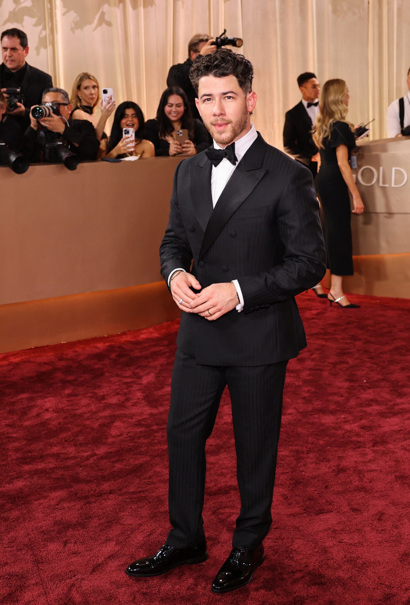 Nick Jonas y un look clásico para la noche