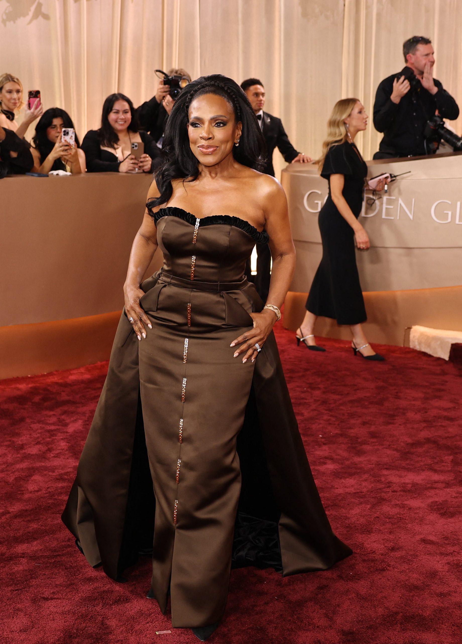 El diseño strapless de Sheryl Lee Ralph presentó un corset estructurado con detalles de costura visibles y una línea de aplicaciones brillantes en el centro del busto hasta el bajo 