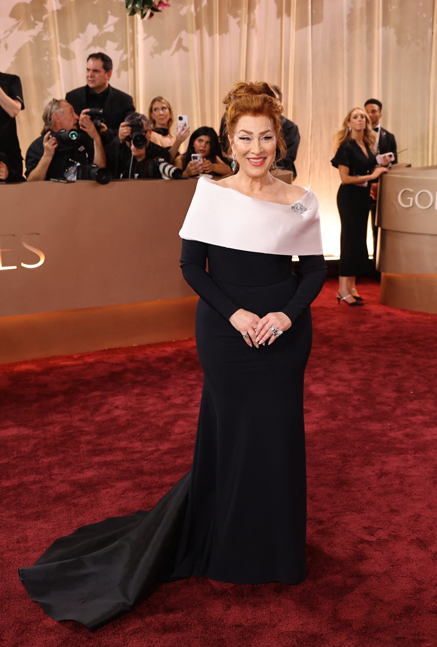 Lisa Ann Walter completó el look con el cabello recogido en un moño alto y joyas plateadas, incluyendo anillos y pendientes