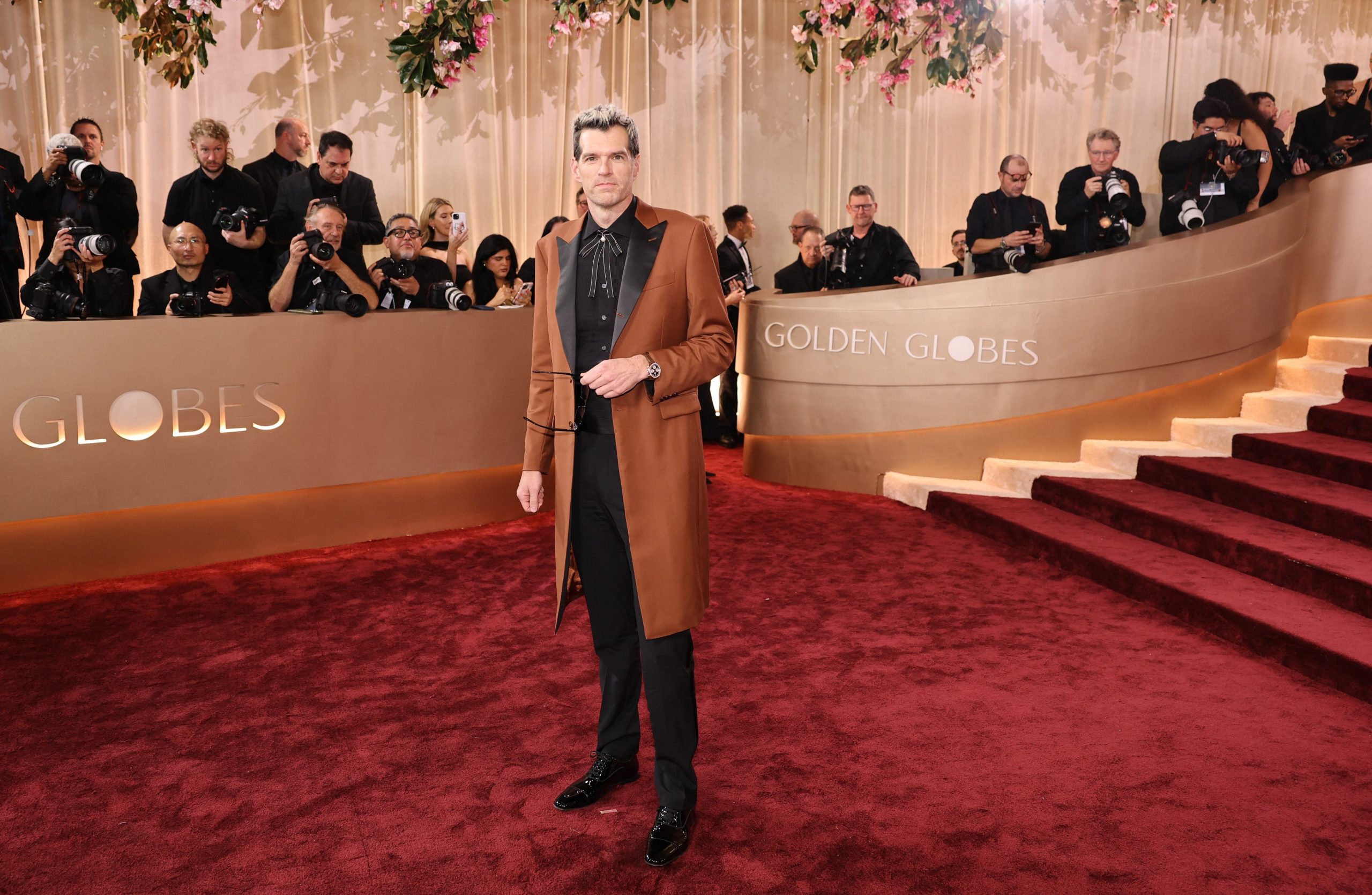 Timothy Simons y un look distintivo. 