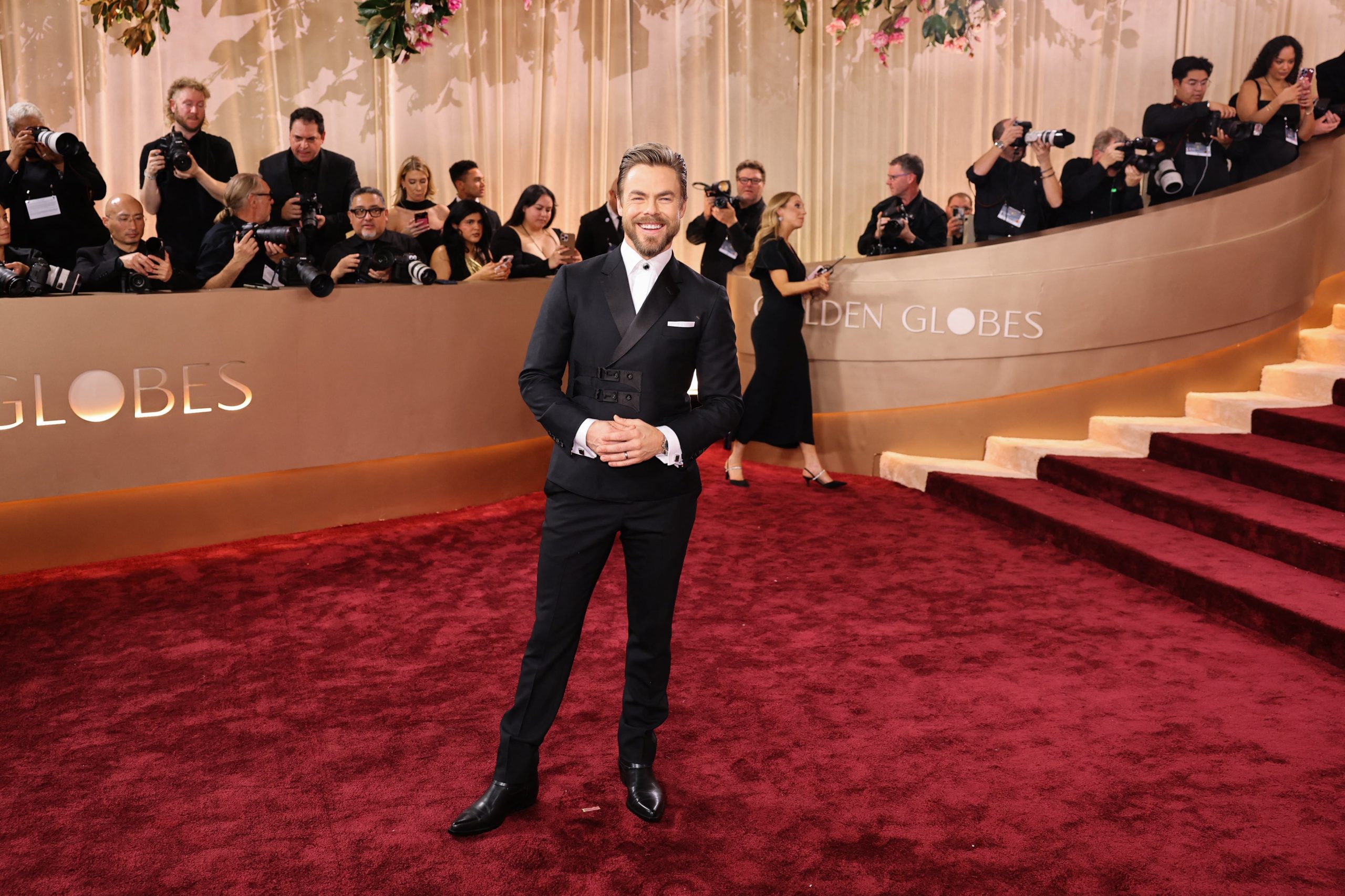 Derek Hough llevó una camisa blanca con cuello rígido y sin corbata