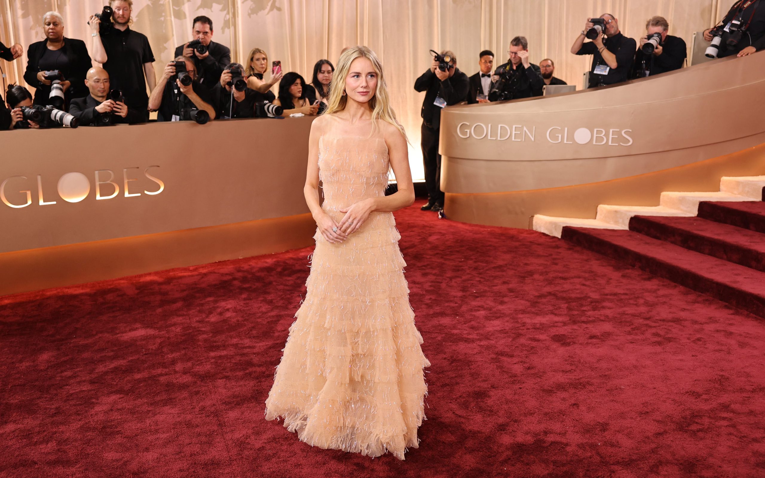 “Me parece que está correcta, se la ve liviana, moderna y contemporánea. Me gusta lo que lleva puesto”, agregó Senra sobre el look de Lupe