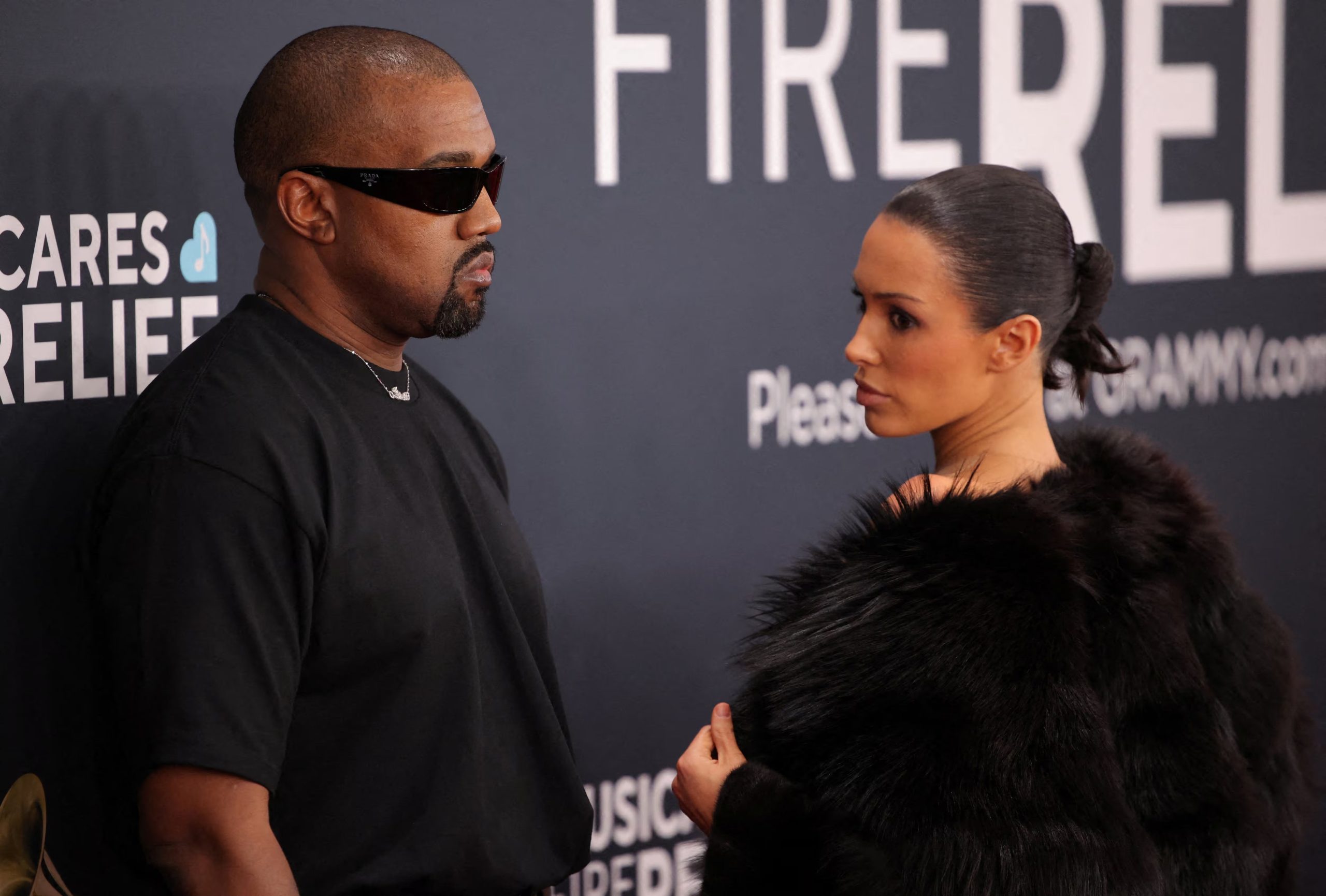 Bianca Censori y Kanye West protagonizaron el momento más comentado de la alfombra roja en los Grammy 2025 (REUTERS/Daniel Cole/File Photo)