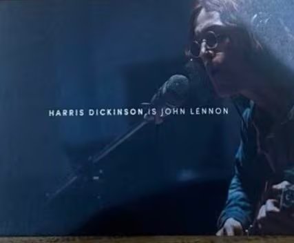 Harris Dickinson se pone en la piel de John Lennon, uno de los músicos más influyentes del siglo XX. (Créditos: Lipaliverpool/redes sociales)